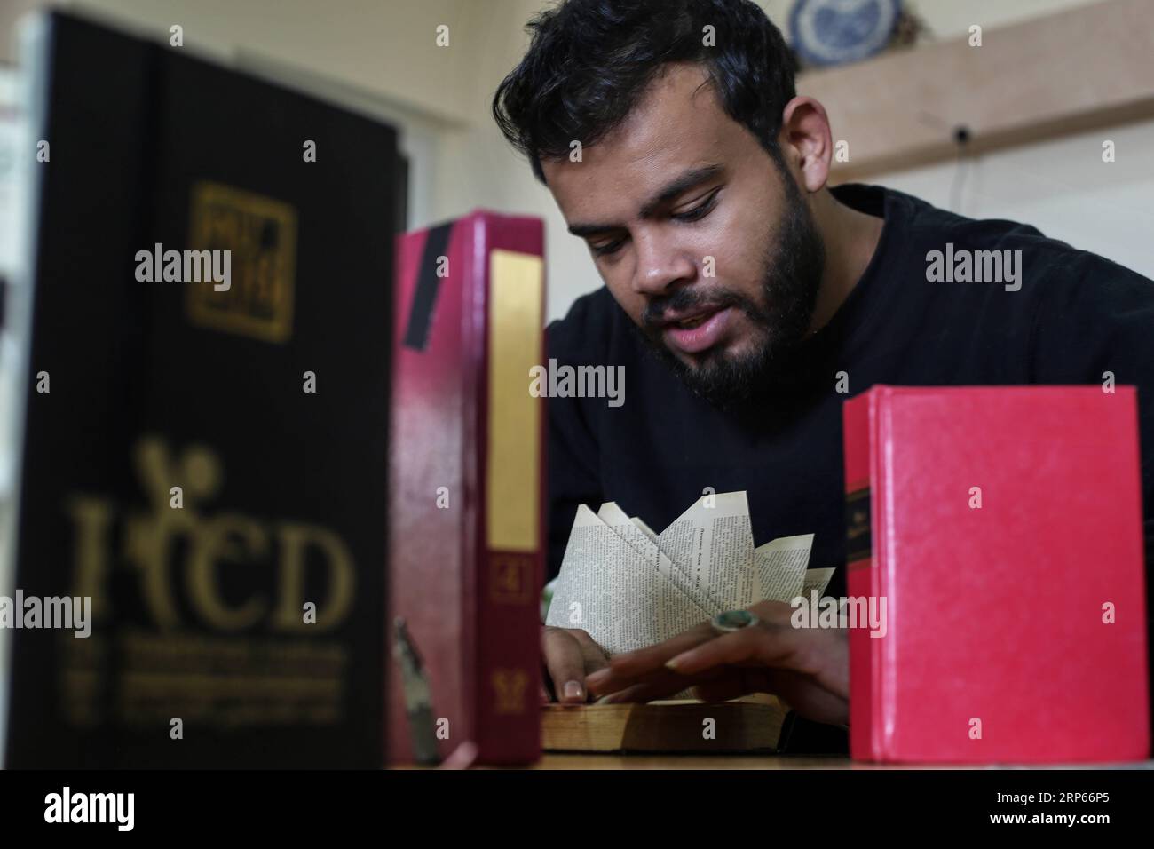(190103) -- GAZA, 3. Januar 2019 -- Ahmed Humaid, 28, faltet am 31. Dezember 2018 Papierbögen, um in seinem Haus im Flüchtlingslager Nusseirat im zentralen Gazastreifen Formen und Worte zu kreieren. Ein arbeitsloser palästinensischer junger Mann aus einem Flüchtlingslager im Gazastreifen findet eine kreative Möglichkeit, Arbeitslosigkeit zu bekämpfen, indem er Origami oder die Kunst des Papierfaltens online lernt. Stringer) TO GO WITH Feature: Gaza Young man meistert die Kunst des Papierfaltens zur Bekämpfung der Arbeitslosigkeit MIDEAST-GAZA-PAPIER FALTKUNST MohammedxDahman PUBLICATIONxNOTxINxCHN Stockfoto