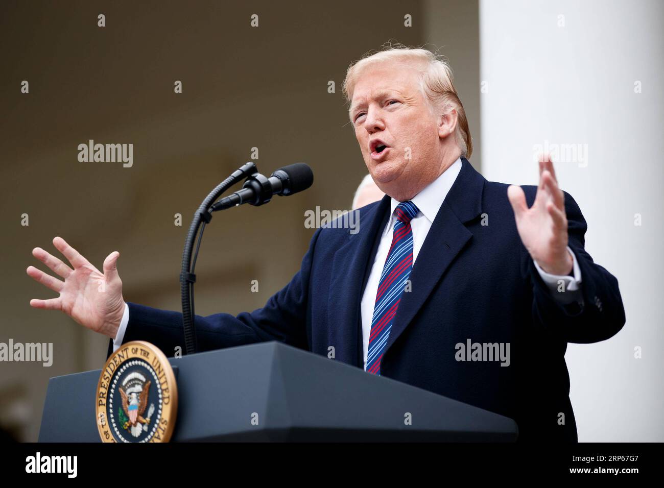 (190104) -- WASHINGTON, 4. Januar 2019 -- US-Präsident Donald Trump spricht während einer Pressekonferenz im White House Rose Garden in Washington D.C., USA, am 4. Januar 2019. Trump sagte am Freitag, dass er sich auf einen teilweisen Regierungsstillstand für Monate oder Jahre vorbereitet habe, nachdem sein Treffen mit Kongressführern keine Einigung über die Finanzierung einer Grenzmauer zwischen den USA und Mexiko erzielt habe. US-WASHINGTON D.C.-TRUMP-PARTIELLE REGIERUNGS-SHUTDOWN-PRESS-KONFERENZ TINGXSHEN PUBLICATIONXNOTXINXCHN Stockfoto