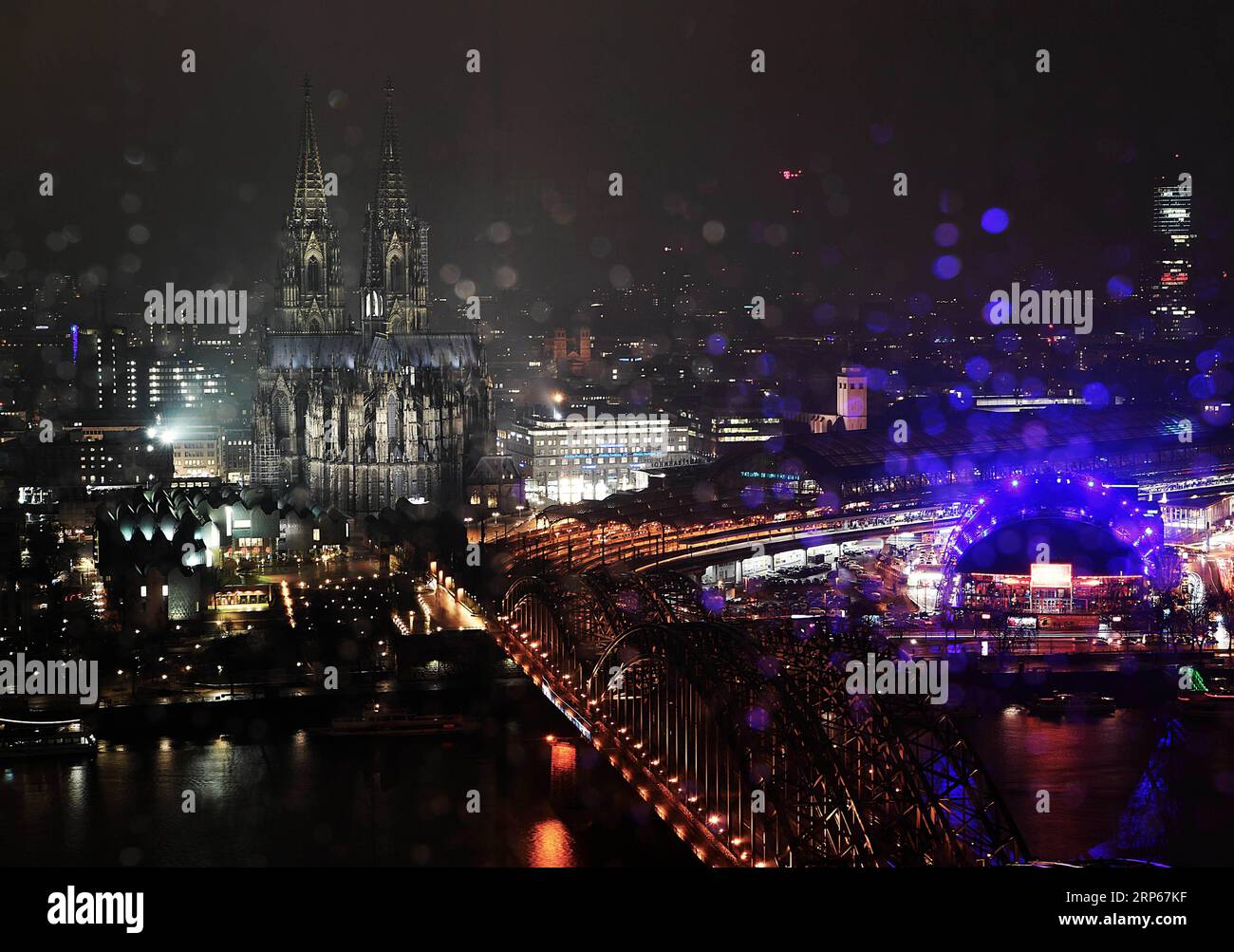(190104) -- KÖLN (DEUTSCHLAND), 4. Januar 2019 -- Foto aufgenommen am 4. Januar 2019 zeigt die Kölner Innenstadt mit dem Kölner Dom in Sicht. Der Bau des Kölner Doms begann 1248 und wurde schließlich 1880 abgeschlossen. Die Gesamtfläche des Doms beträgt fast 8.000 Quadratmeter und wurde 1996 von der UNESCO zum Weltkulturerbe erklärt. ) DEUTSCHLAND-KÖLN-KÖLNER DOM-BLICK LuxYang PUBLICATIONxNOTxINxCHN Stockfoto