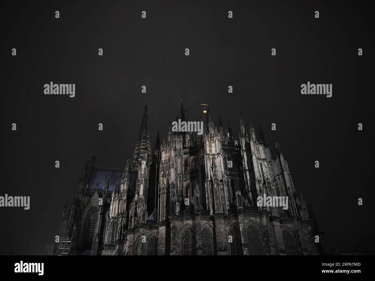 (190104) -- KÖLN (DEUTSCHLAND), 4. Januar 2019 -- Foto vom 4. Januar 2019 zeigt einen Blick auf den Kölner Dom in Köln. Der Bau des Kölner Doms begann 1248 und wurde schließlich 1880 abgeschlossen. Die Gesamtfläche des Doms beträgt fast 8.000 Quadratmeter und wurde 1996 von der UNESCO zum Weltkulturerbe erklärt. ) DEUTSCHLAND-KÖLN-KÖLNER DOM-BLICK LuxYang PUBLICATIONxNOTxINxCHN Stockfoto