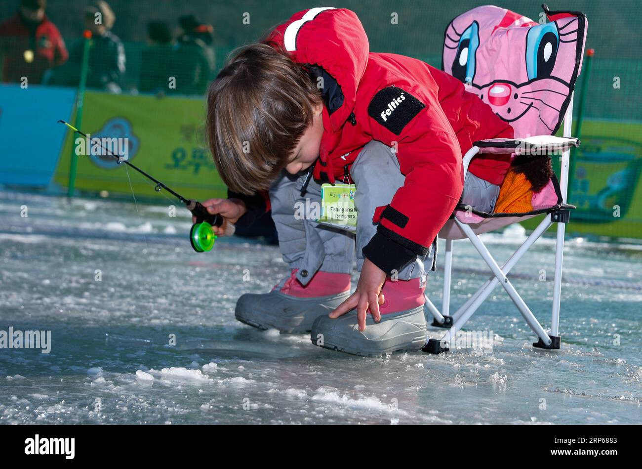 (190105) -- HWACHEON, 5. Januar 2019 -- Ein Junge fischt auf einem gefrorenen Fluss während des Sancheoneo Ice Festivals in Hwacheon, Südkorea, 5. Januar 2019 nach Forellen. Als eines der größten Winterereignisse Südkoreas zieht das jährliche dreiwöchige Festival die Menschen zum gefrorenen Hwacheon-Fluss, wo die Organisatoren während der Festivalzeit Angellöcher im Eis bohren und Forellen in den Fluss werfen. Dieses Jahr dauert das Festival vom 5. Januar bis 27. Januar. ) SÜDKOREA-HWACHEON-SANCHEONEO ICE FESTIVAL WANGXJINGQIANG PUBLICATIONXNOTXINXCHN Stockfoto