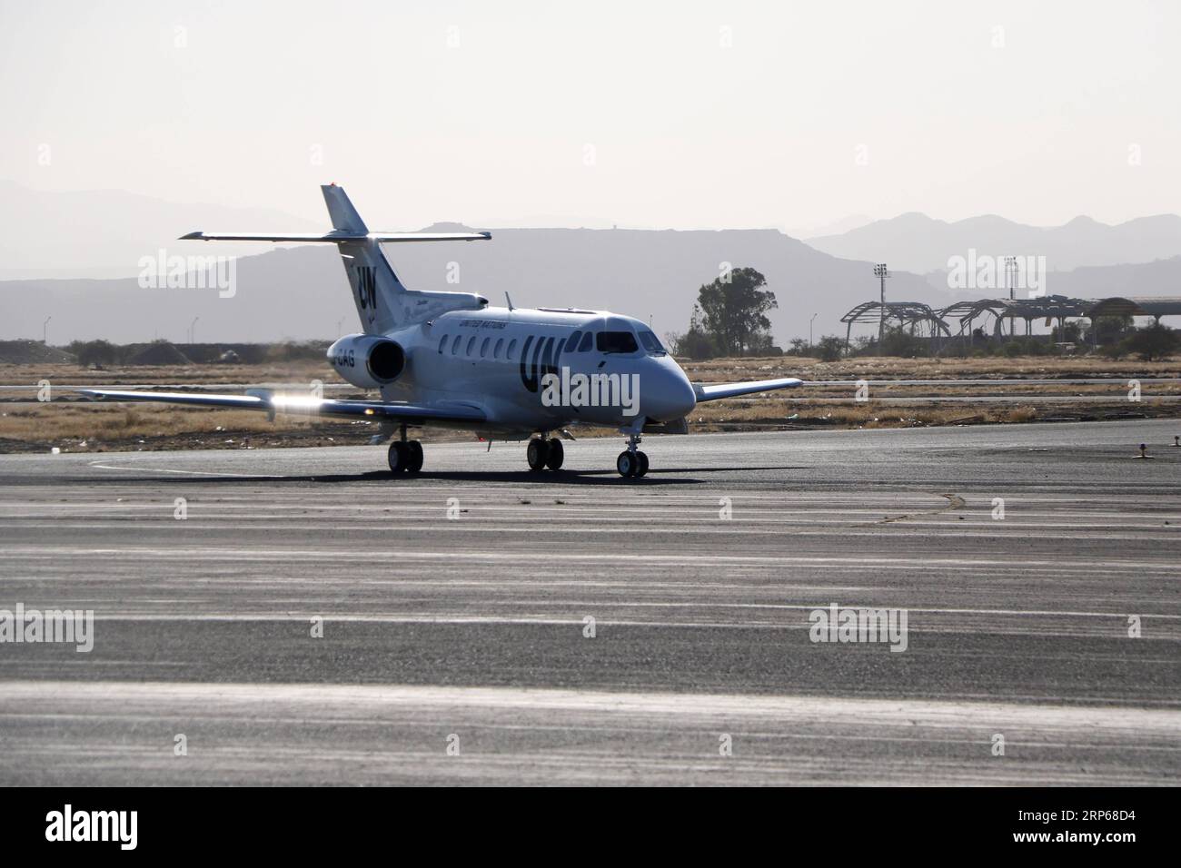 (190105) -- SANAA, 5. Januar 2019 -- das UN-Flugzeug mit dem UN-Sondergesandten für den Jemen Martin Griffiths landet am 5. Januar 2019 auf dem internationalen Flughafen von Sanaa, Jemen. Martin Griffiths kam am Samstag in der von Rebellen gehaltenen Hauptstadt Sanaa an, um den zerbrechlichen Waffenstillstand in der jemenitischen Hafenstadt Hodeidah zu festigen. Es war der zweite Besuch von Griffiths in Sanaa in einem Monat, als die Vereinten Nationen auf einen Friedensprozess im Jemen drängten, um fast vier Jahre verheerenden Krieges zu beenden, der die arabische Nation mit mehr als 20 Millionen Menschen an den Rand der Hungersnot getrieben hat. ) JEMEN-SANAA-UN-GESANDTER-ANKUNFT MOHAMM Stockfoto