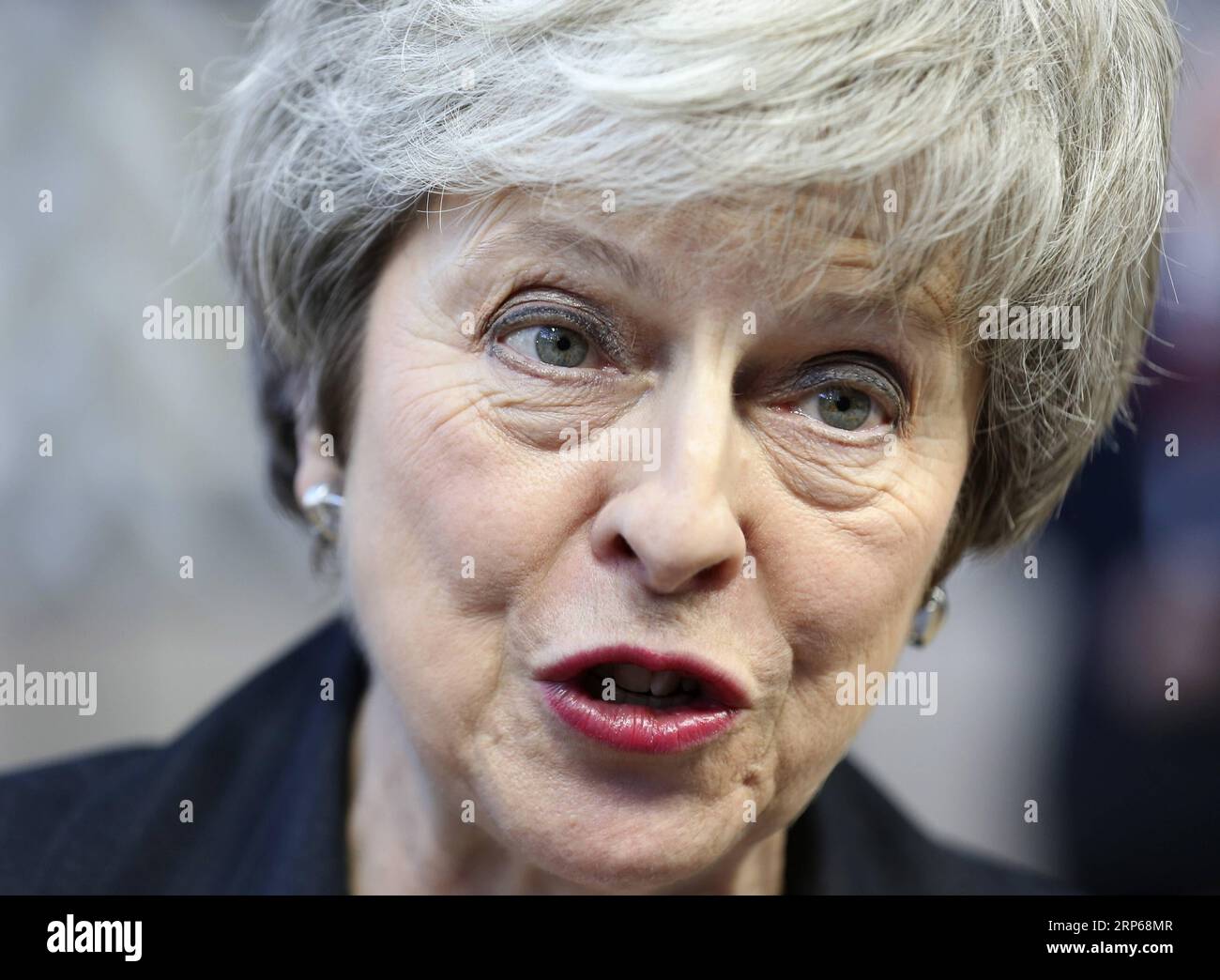 (190106) -- PEKING, 6. Januar 2019 (Xinhua) -- Porträts der britischen Premierministerin Theresa May, die am 13. Dezember 2018 bei ihrer Ankunft auf einem zweitägigen EU-Gipfel in Brüssel, Belgien, am 13. Dezember 2018 mit den Medien spricht. (Xinhua/YE Pingfan) Porträts vom Dezember 2018 PUBLICATIONxNOTxINxCHN Stockfoto