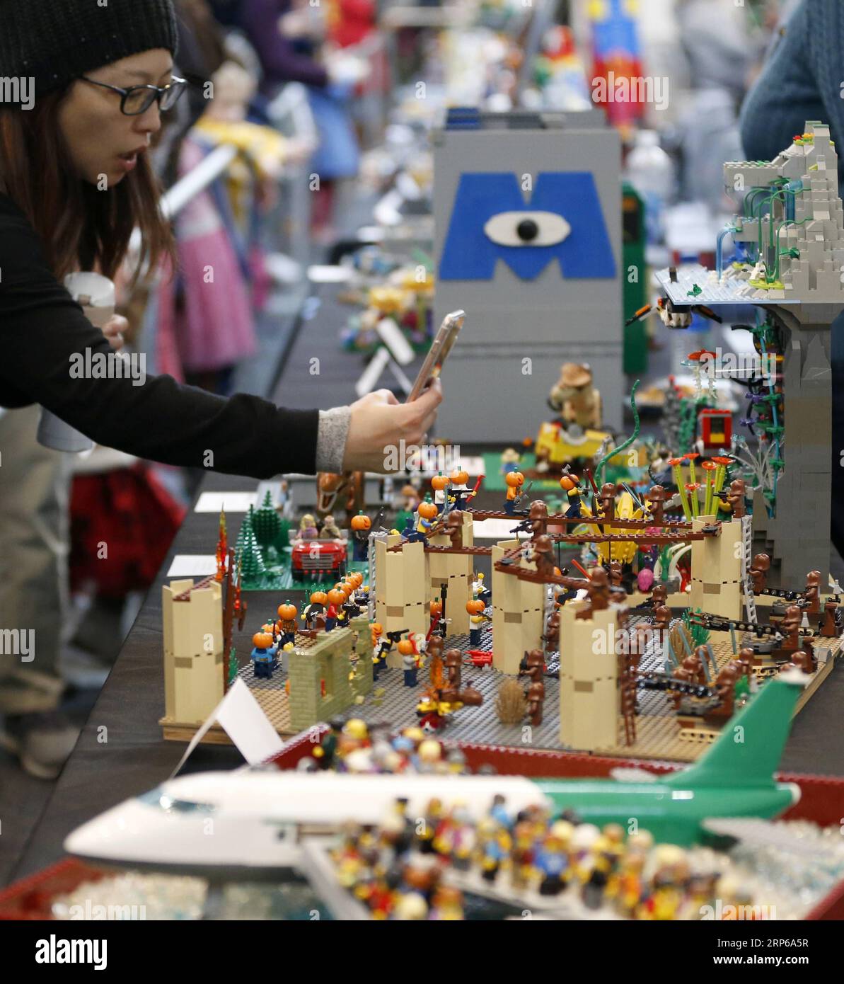 (190107) -- LOS ANGELES, 7. Januar 2019 (Xinhua) -- Eine Frau macht Fotos im Bricks LA in Los Angeles, USA, 6. Januar 2019. Bricks LA ist eine Konferenz für Fans von Lego, um ihre Ziegelkunst und Ideen mit anderen Ziegelliebhabern zu teilen. (Xinhua/Li Ying) U.S.-LOS ANGELES-LEGO-CONVENTION PUBLICATIONxNOTxINxCHN Stockfoto