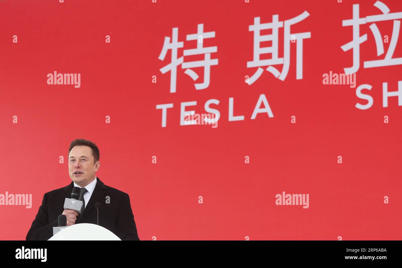 190107 -- SHANGHAI, 7. Januar 2019 Xinhua -- Tesla CEO Elon Musk spricht bei der Spatenstich-Zeremonie der Tesla Shanghai Gigafactory in Shanghai, Ostchina, 7. Januar 2019. Der US-amerikanische Automobilhersteller Tesla Inc. Hat am Montag mit seiner Fabrik in Shanghai begonnen und als erster von einer neuen Politik profitiert, die es ausländischen Automobilherstellern ermöglicht, hundertprozentige Tochtergesellschaften in China zu gründen. Das neue Werk, Teslas erstes außerhalb der USA, befindet sich in der Gegend von Lingang, einem High-End-Fertigungspark im Südosten des Hafens von Shanghai. Er ist mit einer jährlichen Kapazität von 500.000 Elektroautos ausgelegt. Tesla Signe Stockfoto