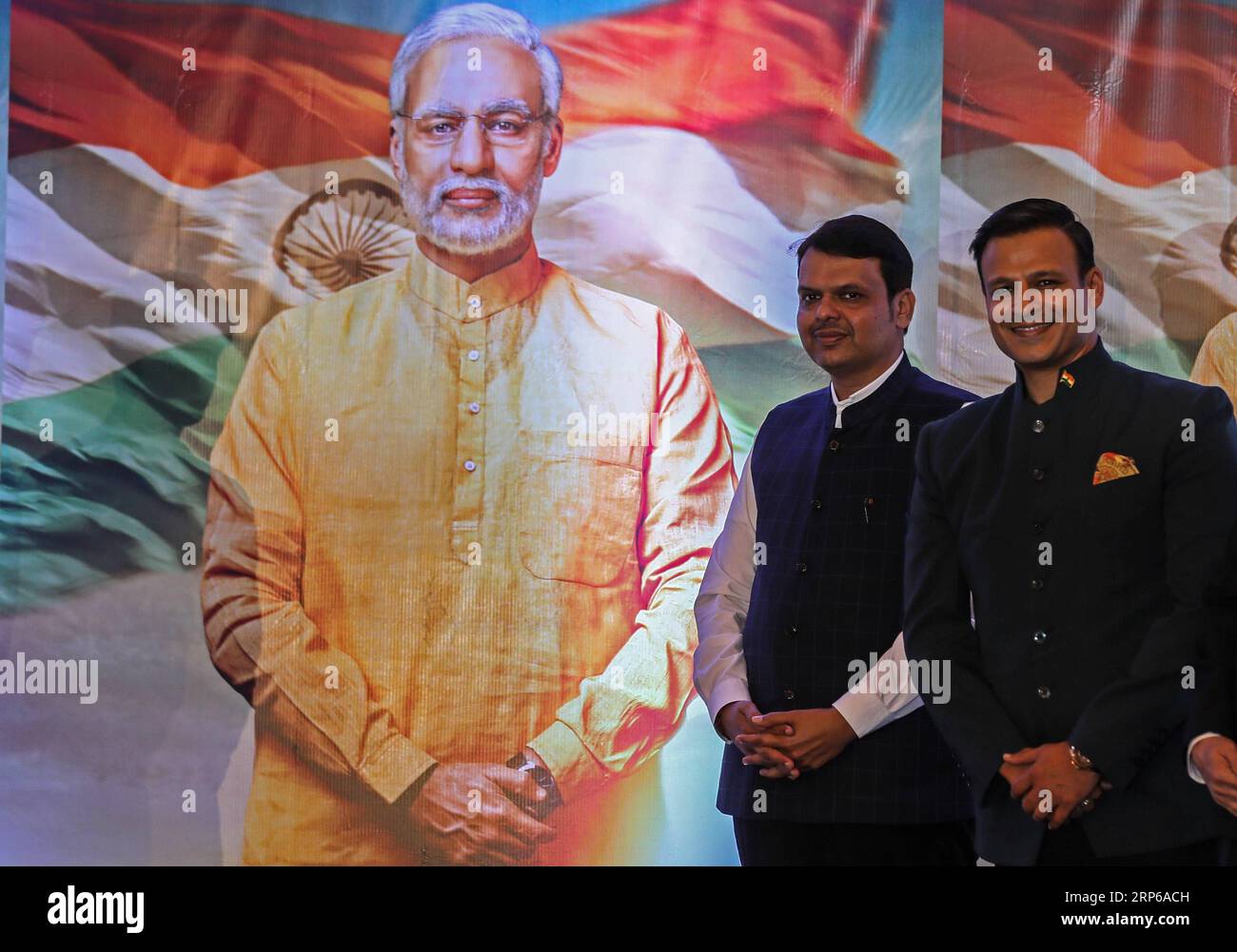 (190108) -- MUMBAI, 8. Januar 2019 (Xinhua) -- Premierminister Devendra Fadnavis (L) und Bollywood-Schauspieler Vivek Oberoi posieren für Fotos während des Posterstarts des kommenden Films PM Narendra Modi, ein Biopic über den indischen Premierminister Narendra Modi, in Mumbai, Indien, 7. Januar 2019. Vivek Oberoi spielt die Rolle des indischen Premierministers Narendra Modi im Film. (XINHUA/STRINGER) INDIA-MUMBAI-POSTER LAUNCH DES KOMMENDEN FILMS PM NARENDRA MODI PUBLICATIONXNOTXINXCHN Stockfoto