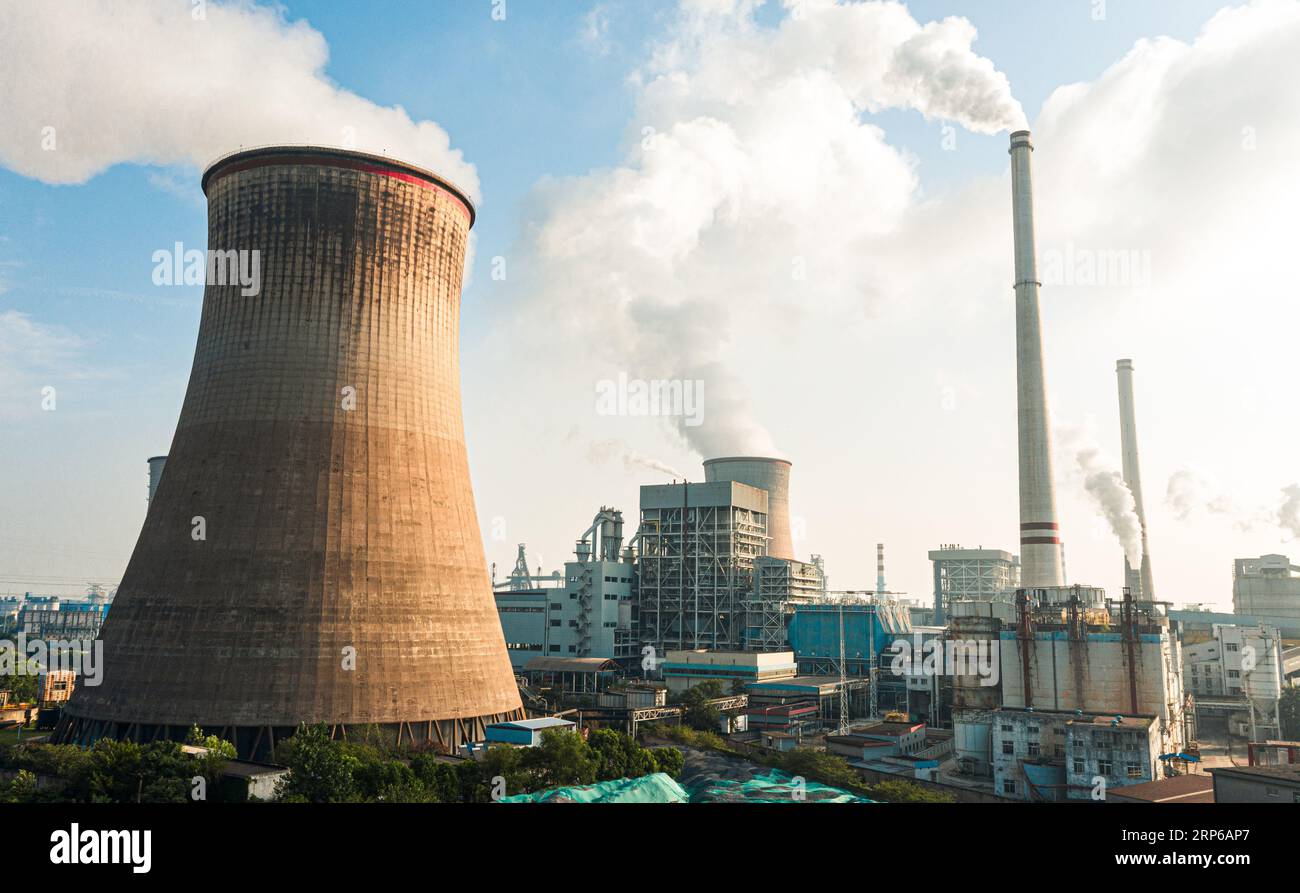Ein großes, umweltfreundliches Wärmekraftwerk in Wuhan, das angrenzende Stahlwerke und Wohngebiete mit Strom versorgt Stockfoto