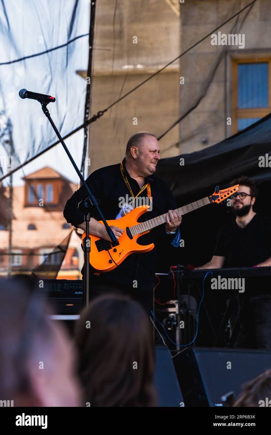 Wroclaw, Polen - 1. Mai 2023: Künstler und Gitarristen auf der Hauptbühne der offenen Veranstaltung Guitar Guinness World Record 2023, wo der Rekord mit 7967 g geschlagen wurde Stockfoto