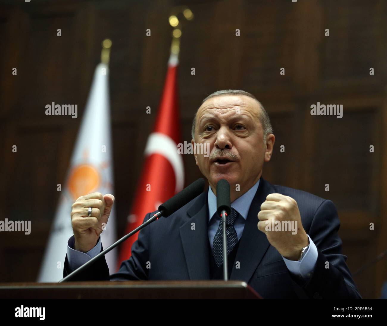 News Bilder des Tages (190108) -- ANKARA, 8. Januar 2019 (Xinhua) -- der türkische Präsident Recep Tayyip Erdogan spricht auf der Tagung seiner AKP-Fraktion am 8. Januar 2019 in Ankara. Die Türkei könne die jüngsten Kommentare des US-Sicherheitsberaters zur syrischen kurdischen Miliz nicht akzeptieren, sagte Erdogan am Dienstag. (Xinhua/Mustafa Kaya) TÜRKEI-ANKARA-ERDOGAN-REDE PUBLICATIONxNOTxINxCHN Stockfoto