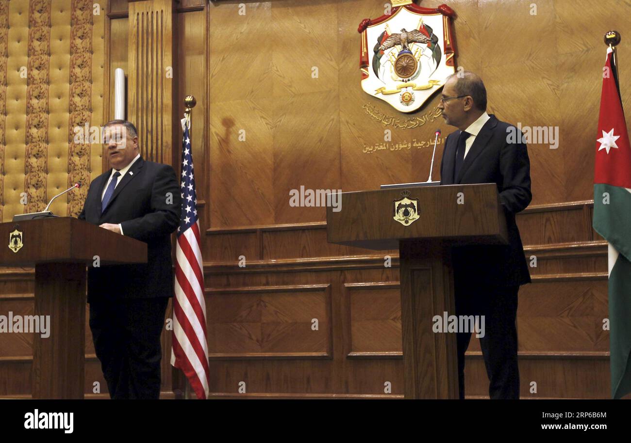 (190108) -- AMMAN, 8. Januar 2019 -- US-Außenminister Mike Pompeo (L) nimmt am 8. Januar 2019 an einer gemeinsamen Pressekonferenz mit dem jordanischen Außenminister Ayman Safadi (R) in Amman (Jordanien) Teil. Mike Pompeo sagte am Dienstag, dass die Entscheidung der USA, Truppen aus Syrien abzuziehen, die Fähigkeit der internationalen Koalition, die IS-Militanten zu bekämpfen, nicht beeinträchtigen wird. JORDAN-AMMAN-U.S.-SECRETARY OF STATE-MIKE POMPEO-VISIT MOHAMMADXABUXGHOSH PUBLICATIONXNOTXINXCHN Stockfoto