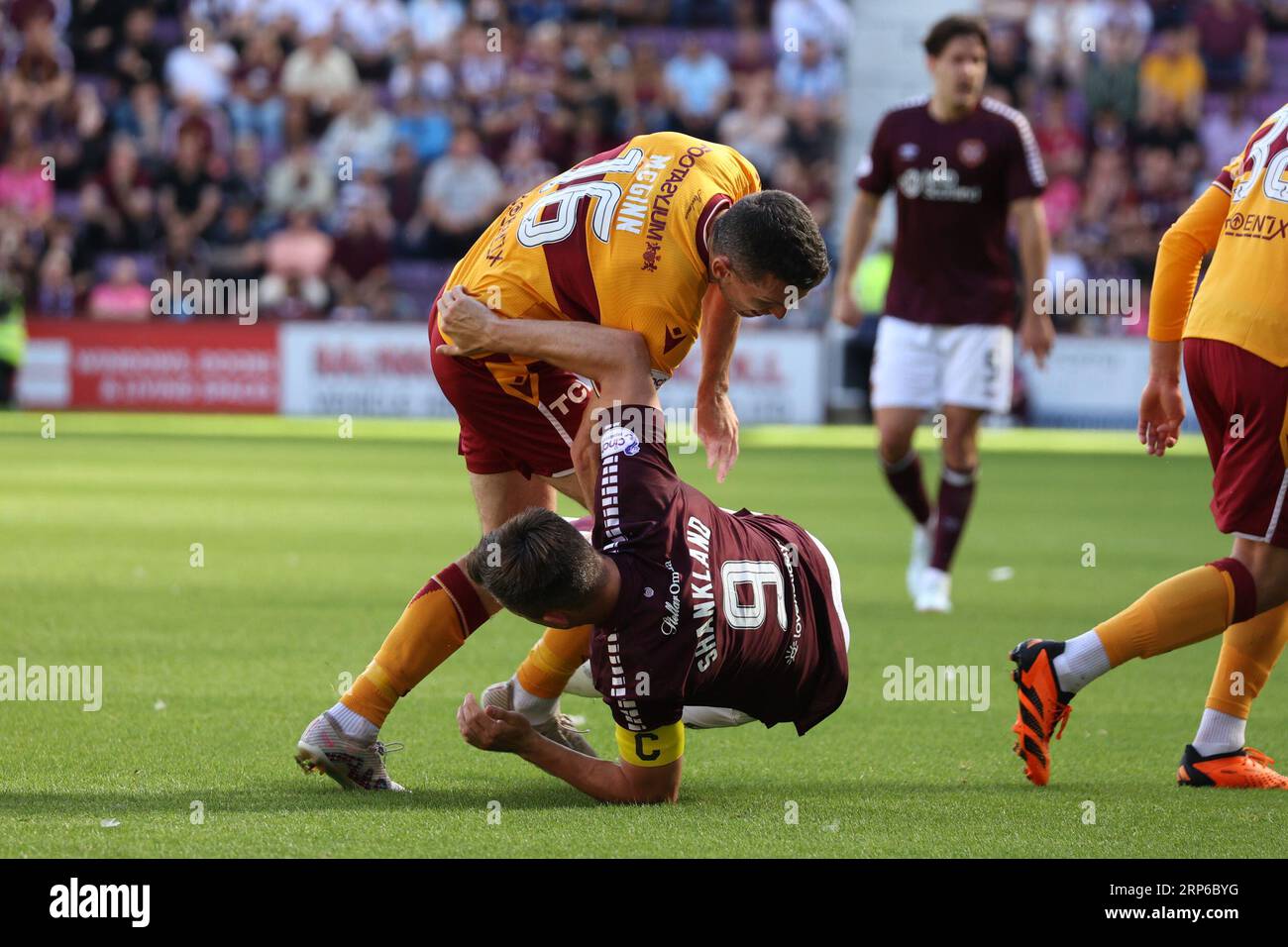 Edinburgh, Großbritannien. September 2023. Edinburgh. Schottland. Tynecastle Park. Am 3. September 2023 findet Hearts’ Lawrence Shankland während des Spiels zwischen Hearts und Motherwell im Tynecastle Park keinen Weg an Motherwells Paul McGinn vorbei (Foto: David Mollison/Alamy Live News) Stockfoto