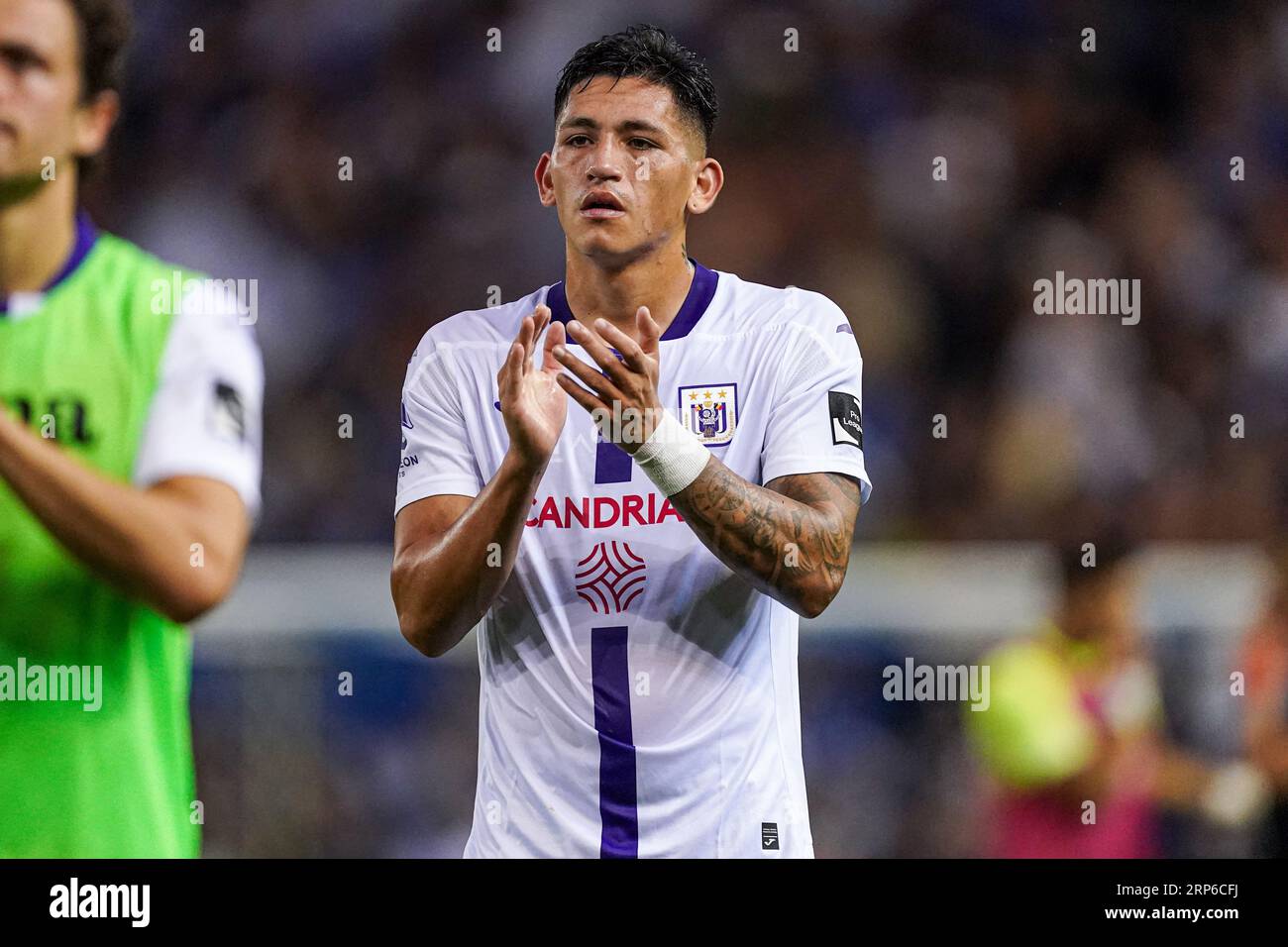 Genk, Belgien. September 2023. GENK, BELGIEN - 3. SEPTEMBER: Luis Vazquez vom RSC Anderlecht dankt den Fans während des belgischen Pro League-Spiels zwischen KRC Genk und RSC Anderlecht in der Cegeka Arena am 3. September 2023 in Genk, Belgien. (Foto: Jeroen Meuwsen/Orange Pictures) Credit: Orange Pics BV/Alamy Live News Stockfoto