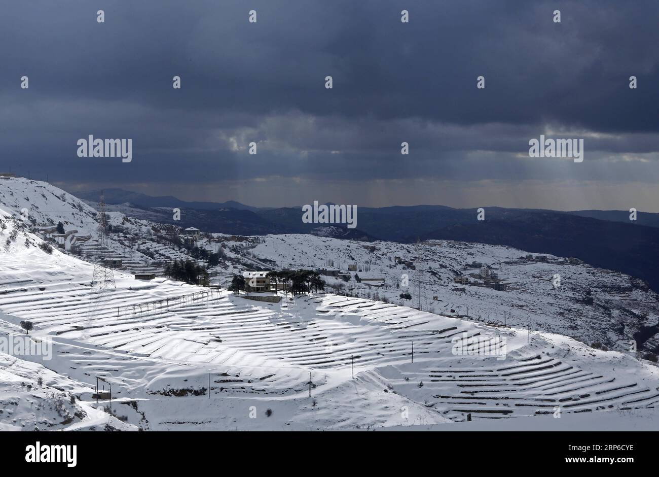 (190109) -- BEIRUT, 9. Januar 2019 (Xinhua) -- Foto vom 9. Januar 2019 zeigt die schneebedeckten Berggebiete im Osten von Beirut, Libanon. Ein großer Sturm, genannt Norma, traf den Libanon vom 6. Bis 9. Januar und brachte starke Regenfälle und Schneeschuhe in viele Gebiete des Landes. (Xinhua/Bilal Jawich) LIBANON-EXTREME WETTER PUBLICATIONxNOTxINxCHN Stockfoto