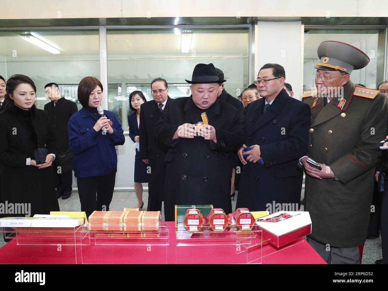 (190110) -- PEKING, 10. Januar 2019 -- Kim Jong UN, Vorsitzender der Arbeiterpartei Koreas und Vorsitzender der Staatskommission der Demokratischen Volksrepublik Korea, besucht ein Tong Ren Tang-Pharmawerk in Yizhuang, Peking, Hauptstadt Chinas, wo er relevante Verarbeitungs- und Produktionslinien der traditionellen chinesischen Medizin mit traditionellen und modernen Techniken inspizierte, 9. Januar 2019. XI Jinping, Generalsekretär des Zentralkomitees der Kommunistischen Partei Chinas und chinesischer Präsident, führte am Dienstag Gespräche mit Kim Jong UN, der am selben Tag in Peking ankam Stockfoto