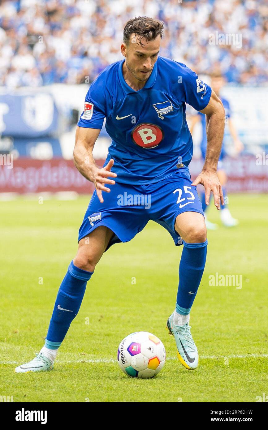 Magdeburg, Deutschland. September 2023. Fußball: 2. Bundesliga, 1. FC Magdeburg - Hertha BSC, Spieltag 5, MDCC-Arena. Haris Tabakovic von Hertha BSC spielt den Ball. Danksagung: Andreas Gora/dpa - WICHTIGER HINWEIS: gemäß den Anforderungen der DFL Deutsche Fußball Liga und des DFB Deutscher Fußball-Bund ist es untersagt, im Stadion und/oder im Spiel aufgenommene Fotografien in Form von Sequenzbildern und/oder videoähnlichen Fotoserien zu nutzen oder nutzen zu lassen./dpa/Alamy Live News Stockfoto