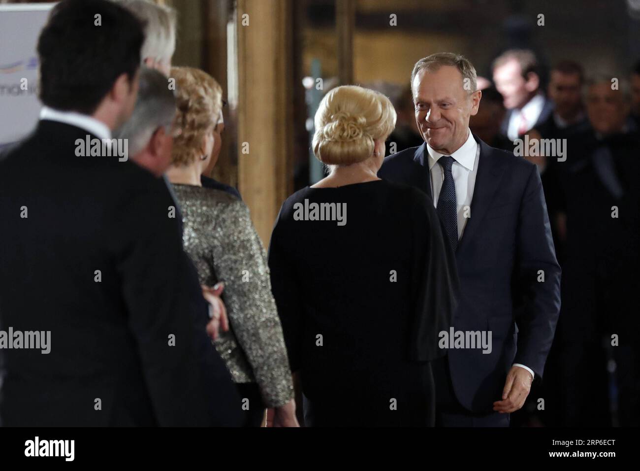 (190110) -- BUKAREST, 10. Januar 2019 -- der Präsident des Europäischen Rates Donald Tusk (1. R) trifft am 10. Januar 2019 im rumänischen Atheneum zu einer offiziellen Einweihungszeremonie zum Beginn des rumänischen Ratsvorsitzes der Europäischen Union (EU) in Bukarest, der Hauptstadt Rumäniens, ein. Rumänien übernimmt auf europäischer Ebene durch den Vorsitz des Rates der Europäischen Union (EU) eine Vorreiterrolle, und das Hauptziel seines Mandats ist die Konsolidierung eines kohärenteren, geeinteren und stärkeren Europas, sagte Präsident Klaus Iohannis am späten Donnerstag bei der offiziellen Amtseinführung Stockfoto