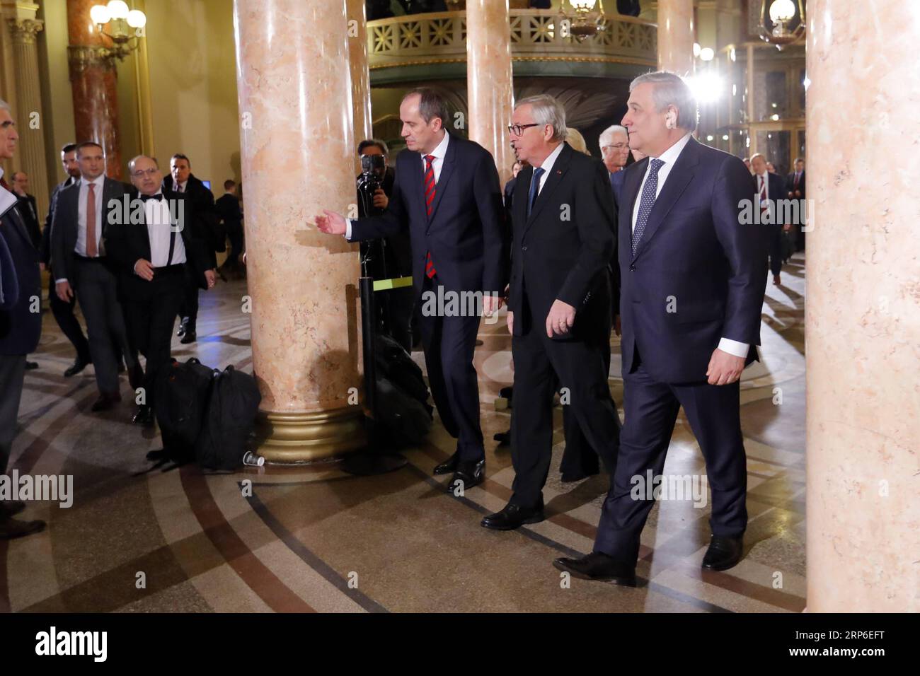 (190110) -- BUKAREST, 10. Januar 2019 -- der Präsident der Europäischen Kommission Jean-Claude Juncker (2. R) trifft am 10. Januar 2019 im rumänischen Atheneum zu einer offiziellen Einweihungszeremonie zum Beginn des rumänischen Ratsvorsitzes der Europäischen Union (EU) in Bukarest, der Hauptstadt Rumäniens, ein. Rumänien übernimmt auf europäischer Ebene durch den Vorsitz des Rates der Europäischen Union (EU) eine Vorreiterrolle, und das Hauptziel seines Mandats ist die Konsolidierung eines kohärenteren, geeinteren und stärkeren Europas, sagte Präsident Klaus Iohannis am späten Donnerstag beim Beamten Stockfoto