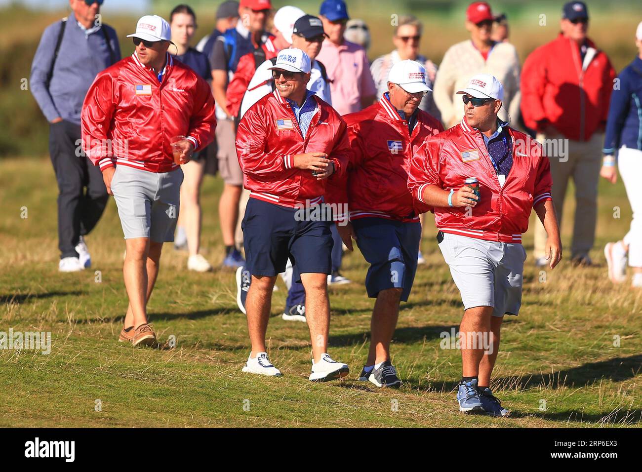 St. Andrews, Fife, Schottland. September 2023; Old Course in St Andrews, St Andrews, Fife, Schottland; Walker Cup, letzte Runde; Fans der Vereinigten Staaten von Amerika waren in Kraft Credit: Action Plus Sports Images/Alamy Live News Stockfoto