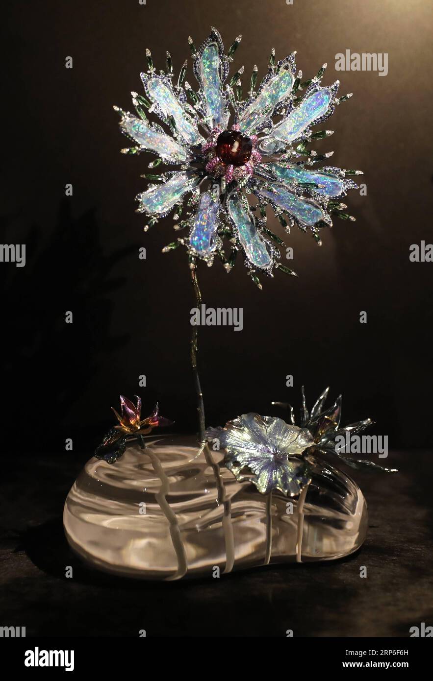 (190111) -- HONG KONG, 11. Januar 2019 (Xinhua) -- Foto aufgenommen am 11. Januar 2019 zeigt ein Kunstwerk aus einer Ausstellung namens Shape-Shifter: The Multiverse of Wallce Chan in Christie s Gallery in Hong Kong, Südchina. (Xinhua/Wu Xiaochu) CHINA-HONG KONG-ART EXHIBITION (CN) PUBLICATIONxNOTxINxCHN Stockfoto