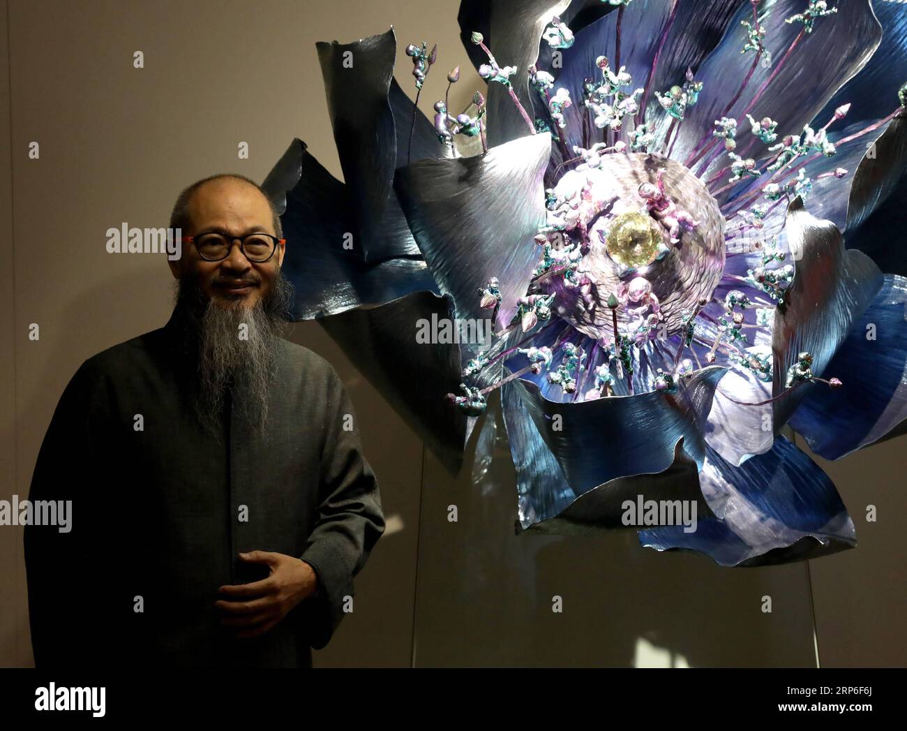 (190111) -- HONG KONG, 11. Januar 2019 (Xinhua) -- Wallace Chan posiert für ein Foto mit seinen Kunstwerken in einer Ausstellung namens Shape-Shifter: The Multiverse of Wallce Chan in Christie s Gallery in Hong Kong, Südchina, 11. Januar 2019. (Xinhua/Wu Xiaochu) CHINA-HONG KONG-ART EXHIBITION (CN) PUBLICATIONxNOTxINxCHN Stockfoto