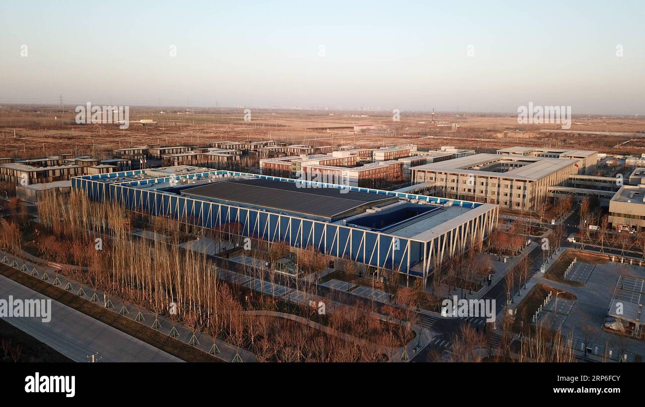 (190112) -- PEKING, 12. Januar 2019 (Xinhua) -- Luftaufnahme, aufgenommen am 7. Dezember 2018, zeigt das Xiongan Public Services Center in Xiongan New Area, nordchinesische Provinz Hebei. China treibt den Bau des Xiongan New Area und Pekings Subzentrum nach strengen Standards voran, sagten Beamte am Freitag. Die Planung auf höchster Ebene für das neue Gebiet von Xiongan wurde im Allgemeinen fertiggestellt, wobei die Planungs- und politischen Systeme eingerichtet wurden, erklärte Lin Nianxiu, stellvertretender Leiter der Nationalen Entwicklungs- und Reformkommission, einer Pressekonferenz. Am Freitag verlegten vier wichtige kommunale Organe Pekings den Th Stockfoto