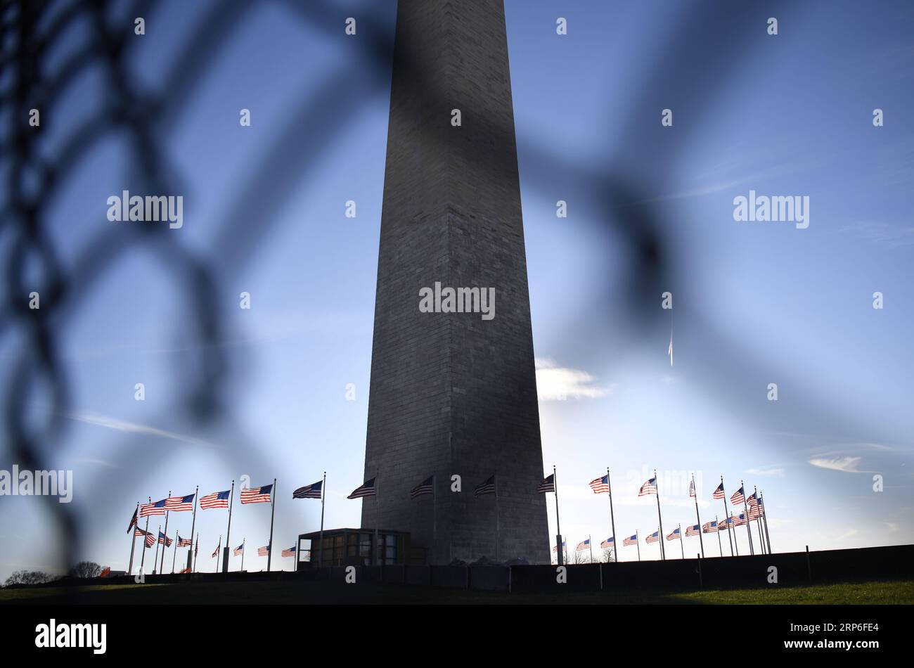 (190112) -- WASHINGTON, 12. Januar 2019 (Xinhua) -- Foto aufgenommen am 11. Januar 2019 zeigt das Washington Monument in Washington D.C., USA. Als die Uhr Mitternacht einschlug, trat die teilweise Schließung der Regierung über umstrittene Gelder des Kongresses für die Grenzmauer von Präsident Donald Trump am 22. Tag des Samstags ein, was sie zur längsten Regierungsschließung in der Geschichte der USA machte. (Xinhua/Liu Jie) US-WASHINGTON D.C.-GOV T-SHUTDOWN PUBLICATIONxNOTxINxCHN Stockfoto