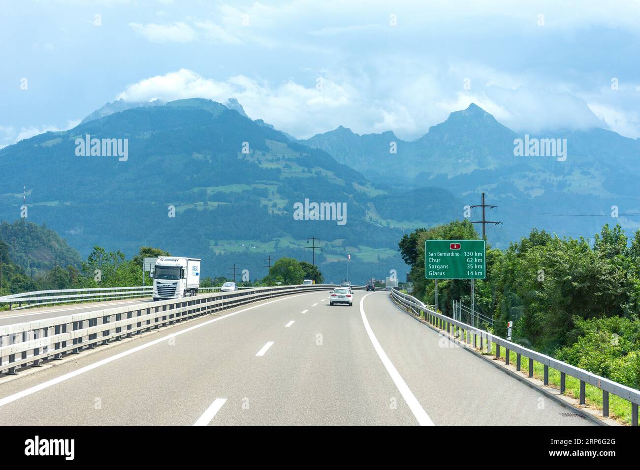 Autobahn 3 bei Glarus mit Blick auf das Mürtschenstock-Gebirge, Kanton Glarus, Schweiz Stockfoto