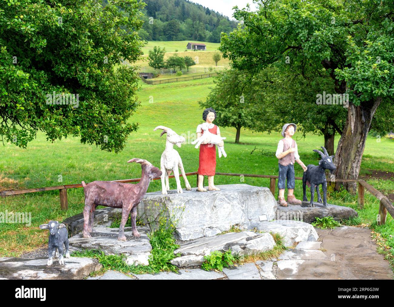 Heidi- und Peter-Statue mit Ziegen in Heidiland (Kinderbuch), Bündner Herrschaft, Kanton Graubünden, Schweiz Stockfoto