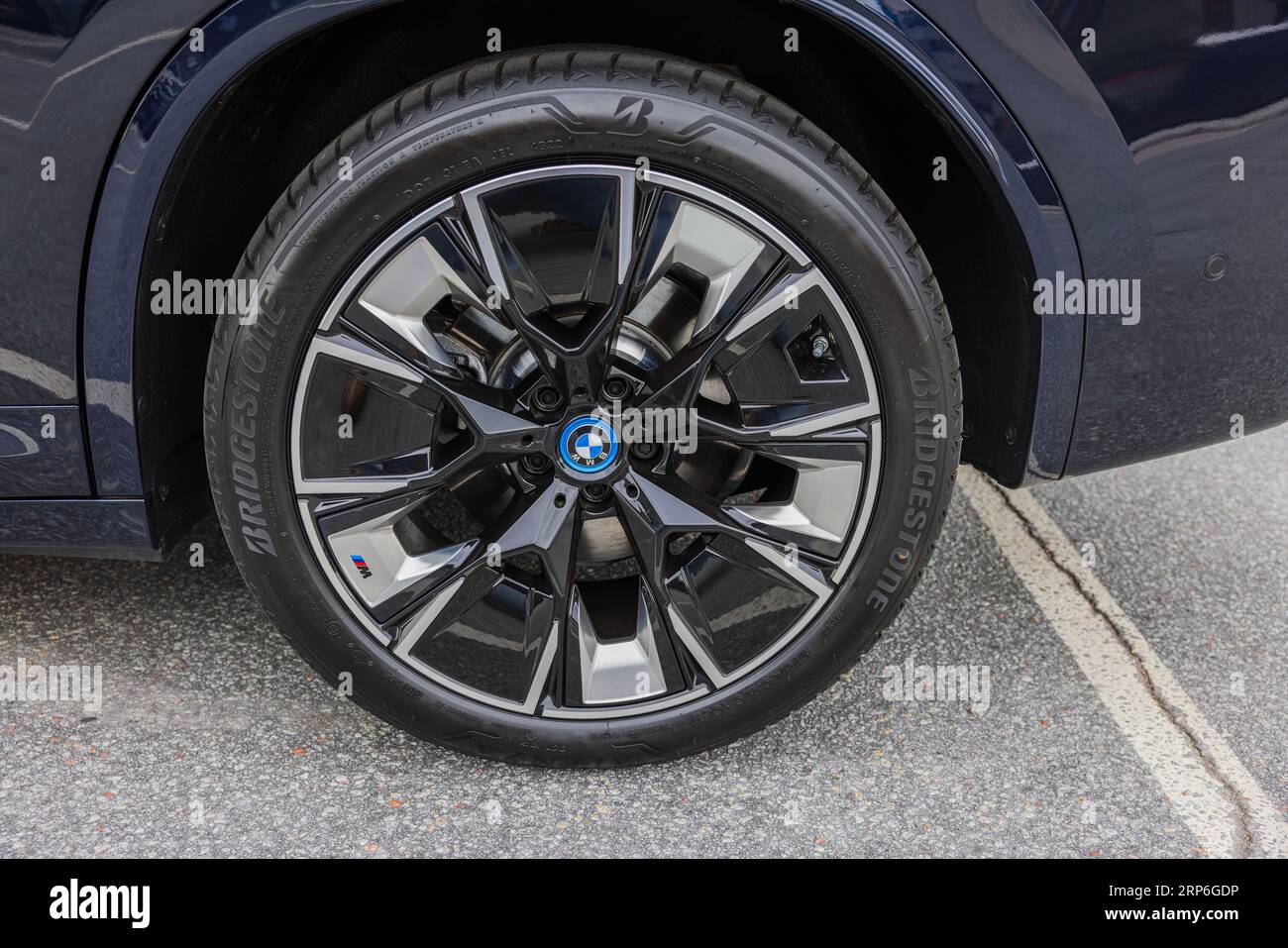 Nahansicht des Bridgestone-Rades mit M-Symbol auf 2023 BMW iX3 M Sport. Stockfoto