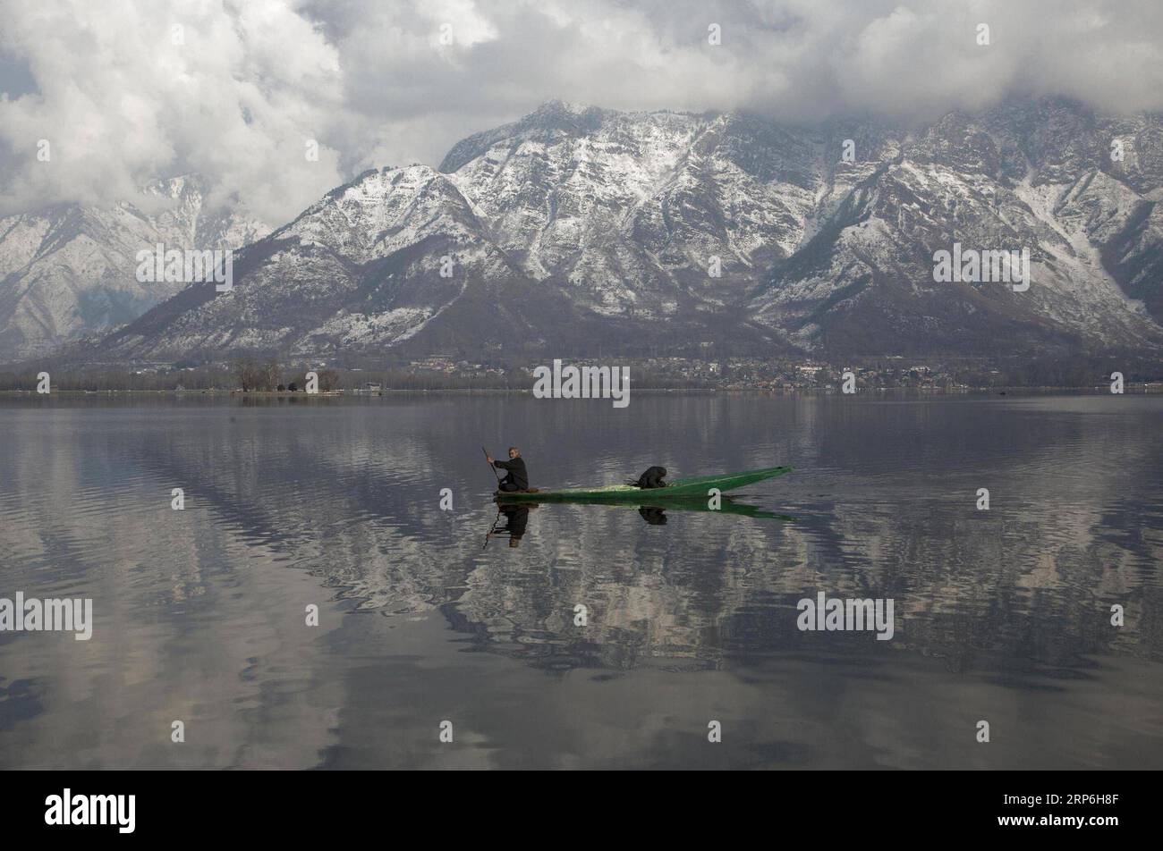 (190113) -- SRINAGAR, 13. Januar 2019 (Xinhua) -- Ein Bootsmann rudert an einem sonnigen Tag in Srinagar, der Sommerhauptstadt des von Indien kontrollierten Kaschmirs, am 13. Januar 2019 in einem See. Das von den Indianern kontrollierte Kaschmir am Sonntag erlebte nach drei Tagen Regen und Schnee einen sonnigen Tag. (Xinhua/Javed dar) KASHMIR-SRINAGAR-DAILY LIFE PUBLICATIONxNOTxINxCHN Stockfoto