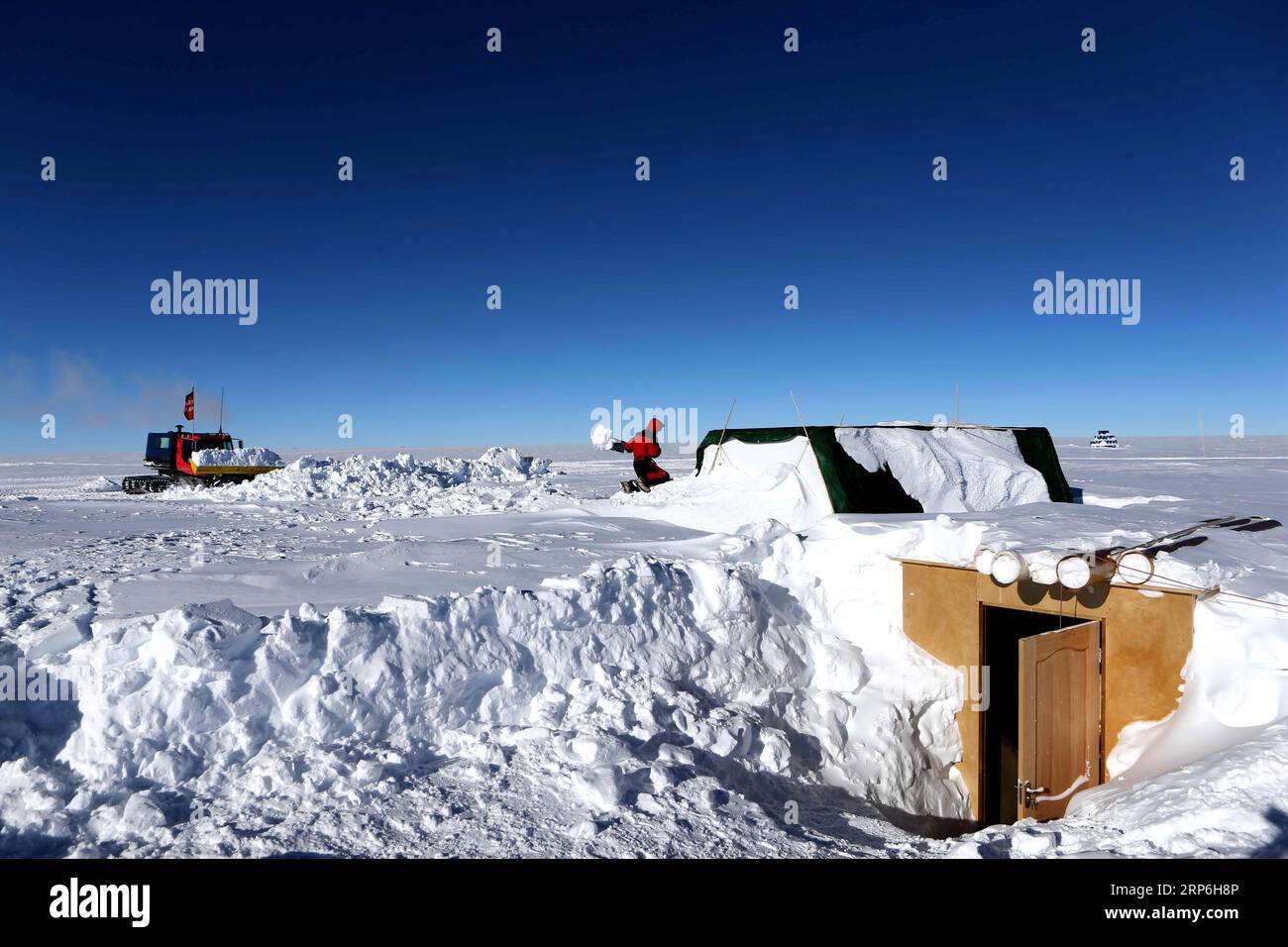 (190113) -- STATION KUNLUN, ANTARKTIS, 13. Januar 2019 (Xinhua) -- Mitglied eines von zwei Inland-Expeditionsteams auf Chinas 35. Antarktis-Expedition auf der Station Kunlun in der Antarktis, 6. Januar 2019. (Xinhua/Liu Shiping) ANTARKTIS-XUELONG-KUNLUN-STATION PUBLICATIONxNOTxINxCHN Stockfoto