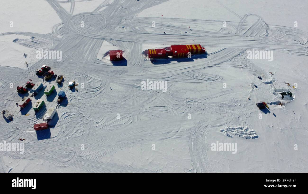 (190113) -- KUNLUN STATION, ANTARKTIS, 13. Januar 2019 (Xinhua) -- Luftaufnahme vom 13. Januar 2019 zeigt das Lager eines von zwei Inlandexpeditionsteams auf Chinas 35. Antarktisexpedition (L), Chinas Kunlun Station (C) und die Bohrausrüstung (R) auf der Kunlun Station in der Antarktis. (Xinhua/Liu Shiping) ANTARKTIS-XUELONG-KUNLUN-STATION PUBLICATIONxNOTxINxCHN Stockfoto