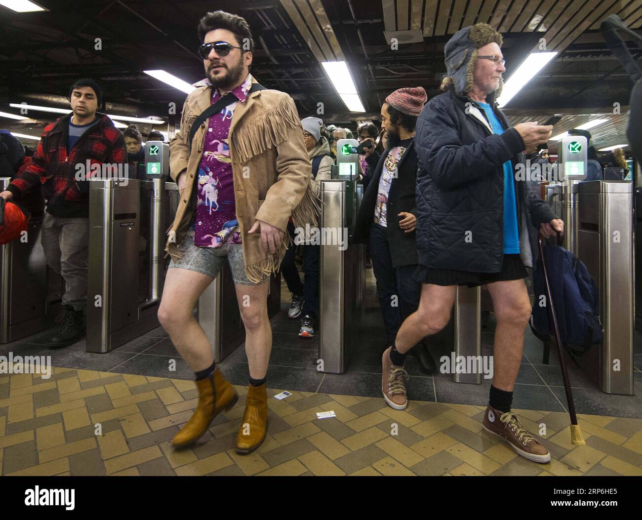 (190113) -- TORONTO, 13. Januar 2019 -- Menschen nehmen an der No Pants Subway Ride Teil, einer weltweiten jährlichen Veranstaltung in Toronto, Kanada, am 13. Januar 2019. Hunderte von Teilnehmern nahmen am Sonntag an der jährlichen Veranstaltung in Toronto Teil. ) KANADA-TORONTO-KEINE HOSEN U-BAHN-FAHRT ZOUXZHENG PUBLICATIONXNOTXINXCHN Stockfoto