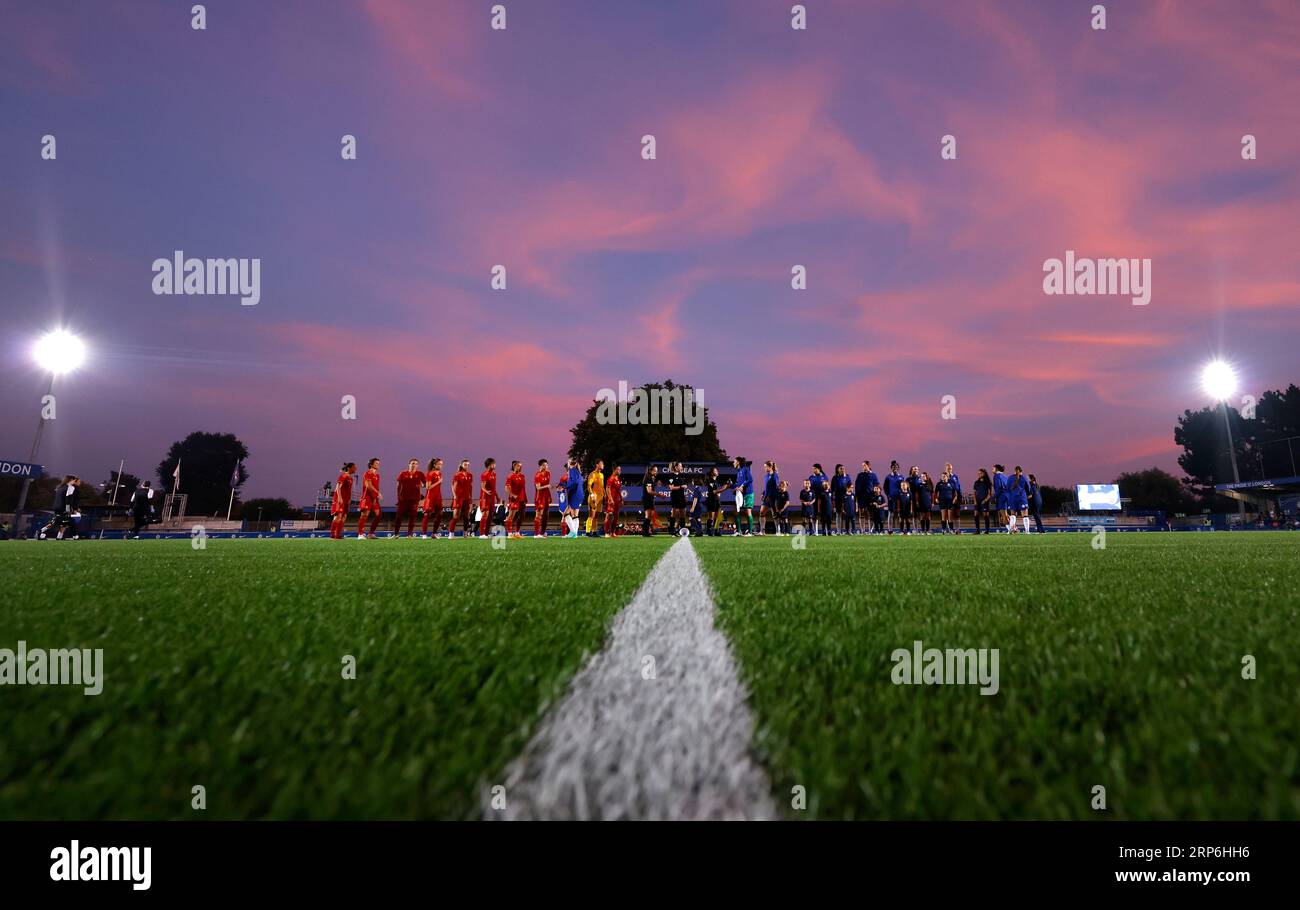 Chelsea und AS Roma-Spieler stehen vor dem Freundschaftsspiel der Frauen in Kingsmeadow, London. Bilddatum: Sonntag, 3. September 2023. Stockfoto