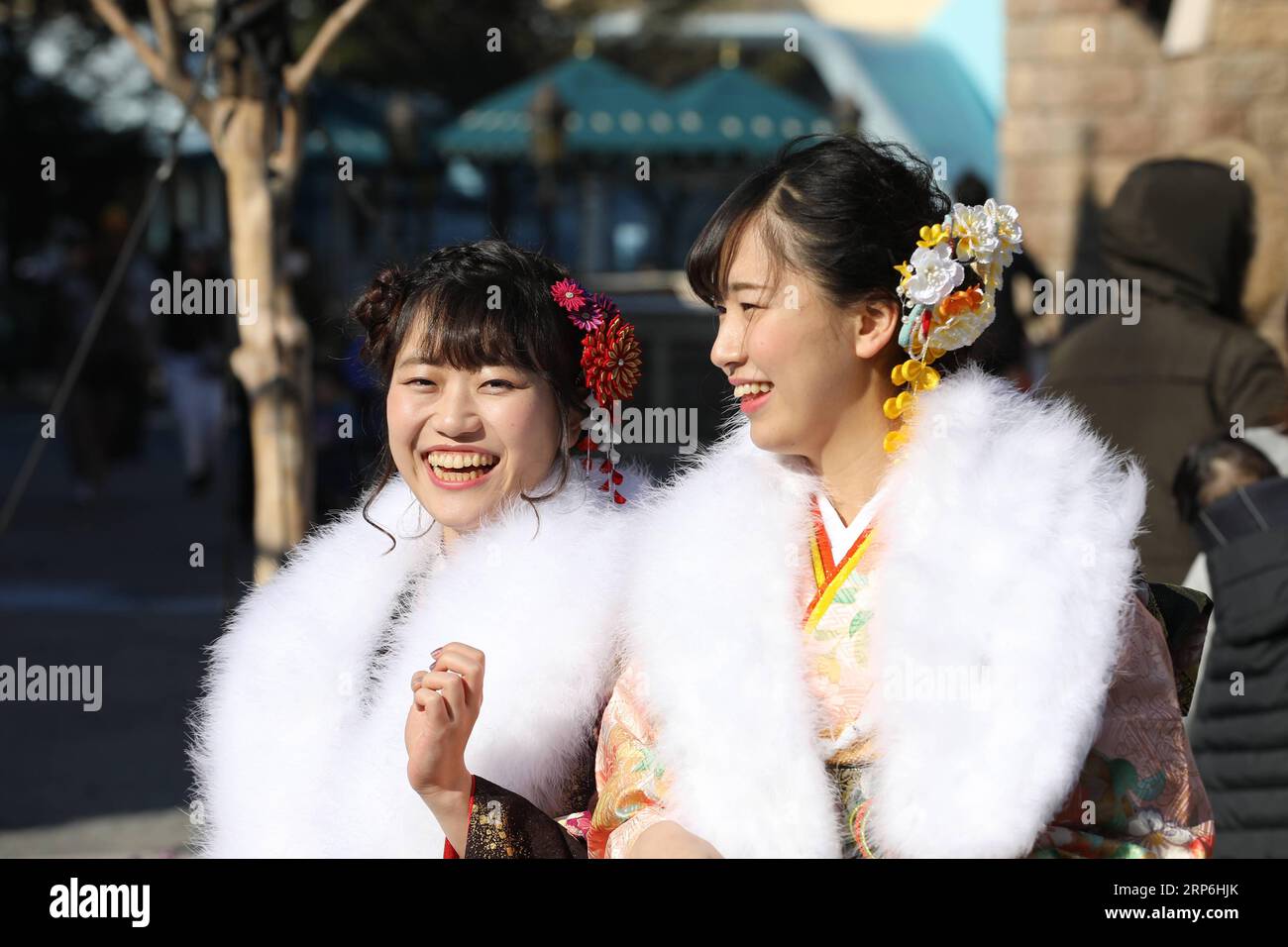 (190114) -- CHIBA, 14. Januar 2019 -- Japanische Mädchen in Kimonos feiern gemeinsam das Erwachsenwerden im Tokyo Disneyland in Chiba, Japan, 14. Januar 2019. Menschen, die 20 Jahre alt wurden, nahmen am Montag an der jährlichen Coming-of-Age-Zeremonie in Japan Teil. JAPAN-CHIBA-DISNEY-COMING OF AGE DUXXIAOYI PUBLICATIONXNOTXINXCHN Stockfoto