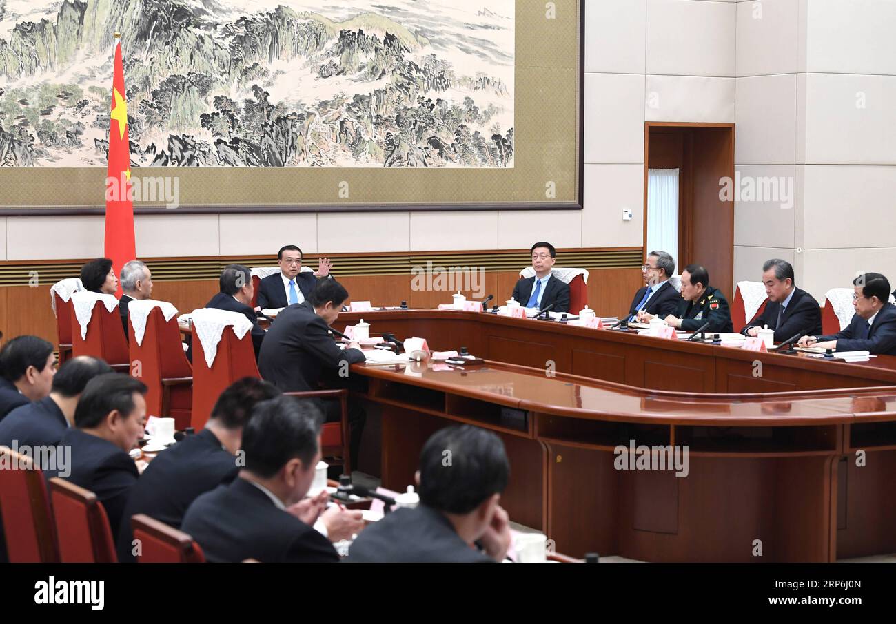 (190114) -- PEKING, 14. Januar 2019 -- der chinesische Ministerpräsident Li Keqiang führt den Vorsitz über eine Plenarsitzung des Staatsrats, in der ein Entwurf des Arbeitsberichts der Regierung erörtert und die wirtschaftliche Arbeit im ersten Quartal 2019, 14. Januar 2019, analysiert wird. ) CHINA-PEKING-LI KEQIANG-STAATSRAT-PLENARSITZUNG (CN) RAOXAIMIN PUBLICATIONXNOTXINXCHN Stockfoto
