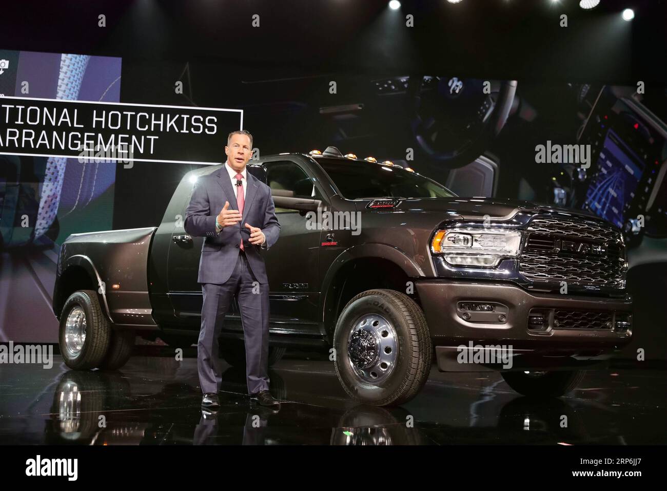 (190115) -- DETROIT, 15. Januar 2019 (Xinhua) -- Reid Bigland, Head of RAM Brand, stellt RAM3500 Heavy Duty Pickup während einer Pressekonferenz auf der North American International Auto Show (NAIAS) 2019 in Detroit, USA, am 14. Januar 2019 vor. Die jährliche Detroit Auto Show dieses Jahr hat Montag eröffnet und wird bis Januar 27 dauern. (Xinhua/Wang Ping) U.S.-DETROIT-AUTO SHOW-NAIAS PUBLICATIONxNOTxINxCHN Stockfoto