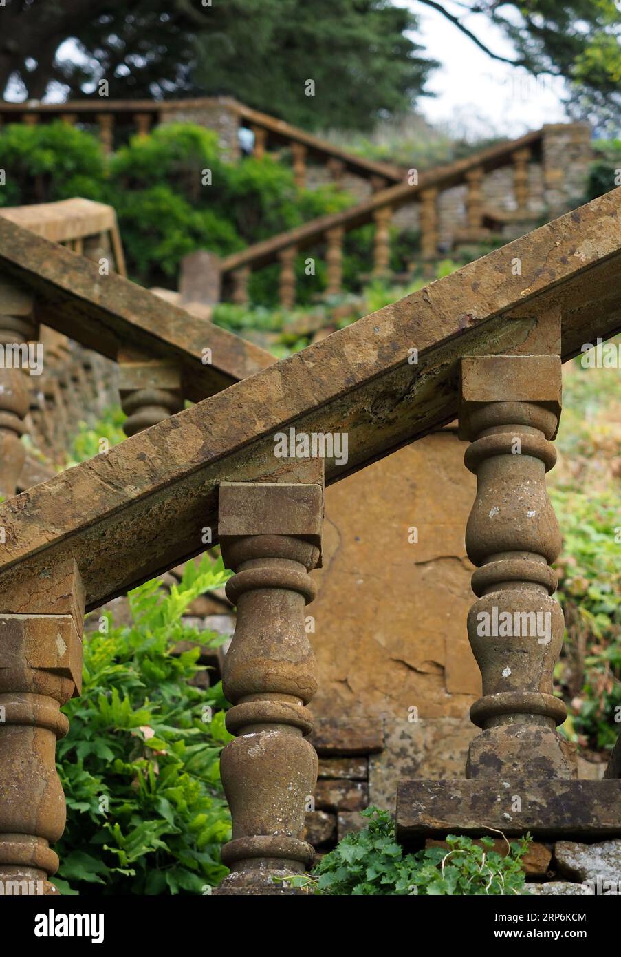 Treppen hinunter zum formellen Garten, Upton House, Warwickshire, Großbritannien Stockfoto