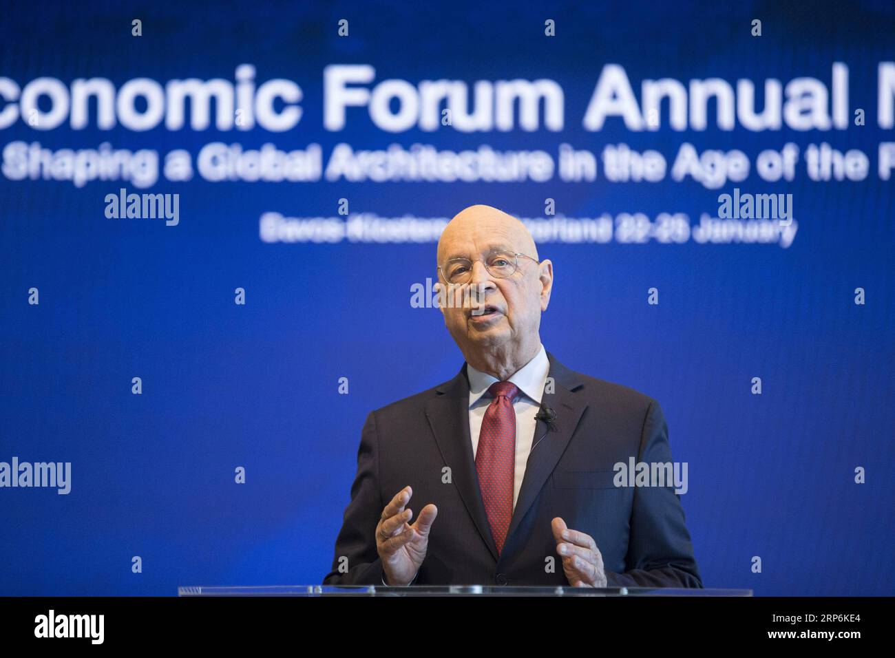 News Bilder des Tages (190115) -- GENF, 15. Januar 2019 -- der Gründer des Weltwirtschaftsforums (WEF) Klaus Schwab spricht auf einer Pressekonferenz am WEF-Hauptsitz in Genf, Schweiz, 15. Januar 2019. Die Welt tritt aufgrund der technologischen Zerrüttung der Vierten Industriellen Revolution und der geo-ökonomischen und geopolitischen Neuausrichtung in eine Phase tiefer Instabilität ein, sagte Klaus Schwab am Dienstag. Die Jahrestagung des Forums 2019 findet vom 22. Bis 25. Januar in Davos-Klosters in der Schweiz statt. ) SCHWEIZ-GENF-WEF-KLAUS SCHWAB-PRESSEKONFERENZ XUXJINQUAN PUBLICATIONXNOTXINXCHN Stockfoto