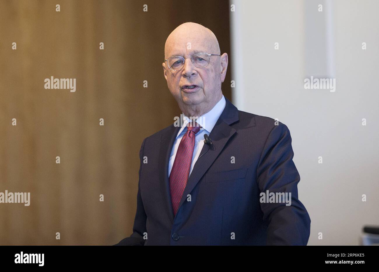 (190115) -- GENF, 15. Januar 2019 -- der Gründer des Weltwirtschaftsforums (WEF) Klaus Schwab spricht auf einer Pressekonferenz im WEF-Hauptsitz in Genf, Schweiz, 15. Januar 2019. Die Welt tritt aufgrund der technologischen Zerrüttung der Vierten Industriellen Revolution und der geo-ökonomischen und geopolitischen Neuausrichtung in eine Phase tiefer Instabilität ein, sagte Klaus Schwab am Dienstag. Die Jahrestagung des Forums 2019 findet vom 22. Bis 25. Januar in Davos-Klosters in der Schweiz statt. ) SCHWEIZ-GENF-WEF-KLAUS SCHWAB-PRESSEKONFERENZ XUXJINQUAN PUBLICATIONXNOTXINXCHN Stockfoto