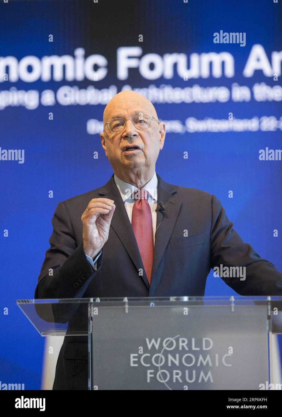 (190115) -- GENF, 15. Januar 2019 -- der Gründer des Weltwirtschaftsforums (WEF) Klaus Schwab spricht auf einer Pressekonferenz im WEF-Hauptsitz in Genf, Schweiz, 15. Januar 2019. Die Welt tritt aufgrund der technologischen Zerrüttung der Vierten Industriellen Revolution und der geo-ökonomischen und geopolitischen Neuausrichtung in eine Phase tiefer Instabilität ein, sagte Klaus Schwab am Dienstag. Die Jahrestagung des Forums 2019 findet vom 22. Bis 25. Januar in Davos-Klosters in der Schweiz statt. ) SCHWEIZ-GENF-WEF-KLAUS SCHWAB-PRESSEKONFERENZ XUXJINQUAN PUBLICATIONXNOTXINXCHN Stockfoto