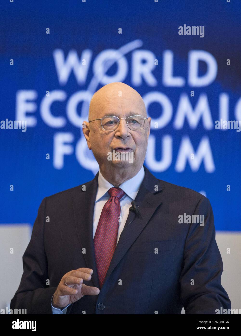 (190115) -- GENF, 15. Januar 2019 -- der Gründer des Weltwirtschaftsforums (WEF) Klaus Schwab spricht auf einer Pressekonferenz im WEF-Hauptsitz in Genf, Schweiz, 15. Januar 2019. Die Welt tritt aufgrund der technologischen Zerrüttung der Vierten Industriellen Revolution und der geo-ökonomischen und geopolitischen Neuausrichtung in eine Phase tiefer Instabilität ein, sagte Klaus Schwab am Dienstag. Die Jahrestagung des Forums 2019 findet vom 22. Bis 25. Januar in Davos-Klosters in der Schweiz statt. ) SCHWEIZ-GENF-WEF-KLAUS SCHWAB-PRESSEKONFERENZ XUXJINQUAN PUBLICATIONXNOTXINXCHN Stockfoto