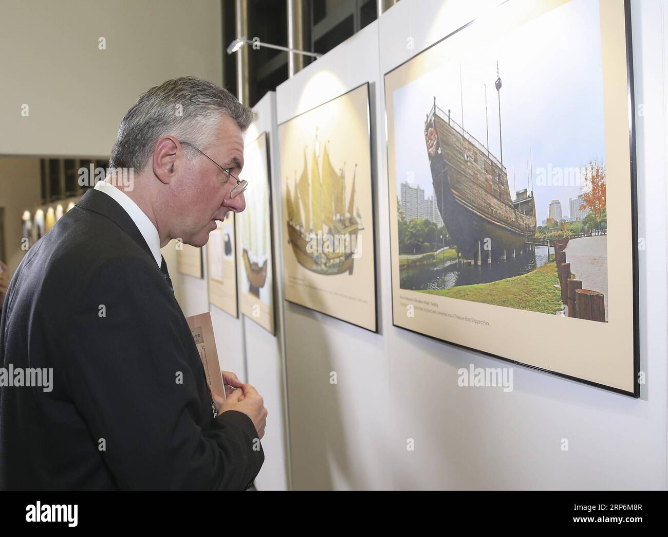 (190116) -- STRASSBURG, 16. Januar 2019 (Xinhua) -- Jan Zahradil, Mitglied des Europäischen Parlaments, nimmt am 15. Januar 2019 an der Eröffnungszeremonie einer Fotoausstellung von Zheng He, einem großen Navigator im alten China, im Hauptquartier des Europäischen Parlaments in Straßburg, Frankreich, Teil. (Xinhua/YE Pingfan) FRANKREICH-STRASSBURG-EUROPÄISCHES PARLAMENT-FOTOAUSSTELLUNG-ZHENG HE PUBLICATIONxNOTxINxCHN Stockfoto