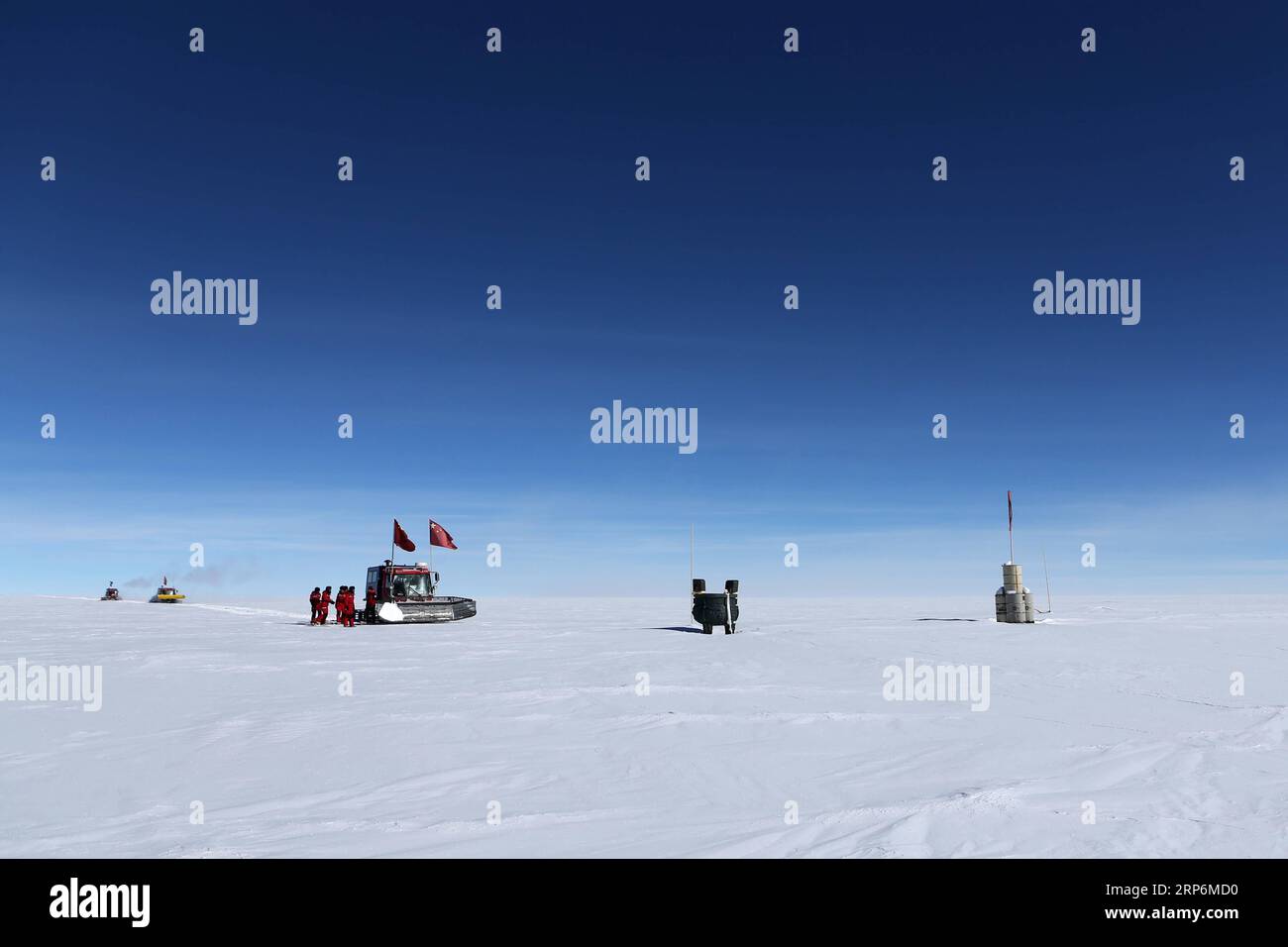 (190116) -- ANTARKTIS, 16. Januar 2019 (Xinhua) -- Mitglieder des 35. Antarktis-Expeditionsteams Chinas kommen am 16. Januar 2019 in der Antarktis in das Gebiet des Dome Argus (Dome A), dem Gipfel der Eiskappe im Inland der Antarktis. (Xinhua/Liu Shiping) ANTARKTIS-CHINA-EXPEDITION-DOME A PUBLICATIONxNOTxINxCHN Stockfoto