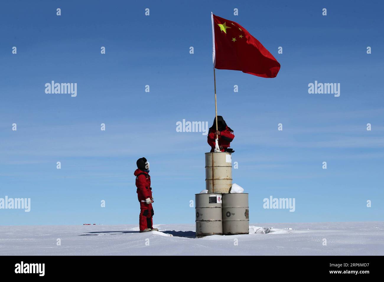 (190116) -- ANTARKTIS, 16. Januar 2019 (Xinhua) -- Ein Mitglied des 35. Antarktis-Expeditionsteams Chinas errichtet die chinesische Nationalflagge auf dem Gebiet des Dome Argus (Dome A), dem Gipfel der antarktischen Binneneiskappe, in der Antarktis, 16. Januar 2019. (Xinhua/Liu Shiping) ANTARKTIS-CHINA-EXPEDITION-DOME A PUBLICATIONxNOTxINxCHN Stockfoto