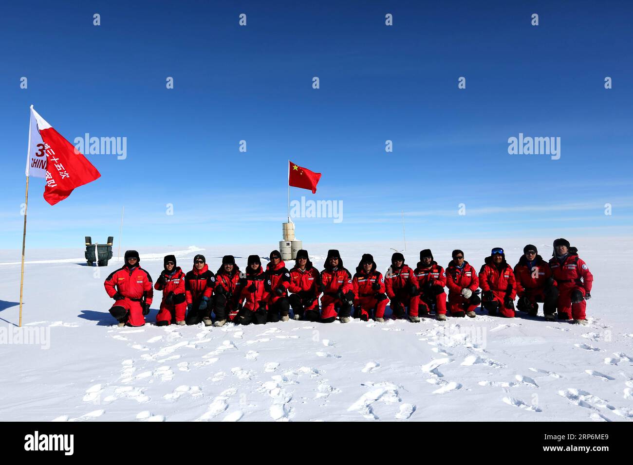 (190116) -- ANTARKTIS, 16. Januar 2019 (Xinhua) -- Mitglieder des 35. Antarktis-Expeditionsteams Chinas posieren für ein Gruppenfoto auf dem Gebiet des Dome Argus (Dome A), dem Gipfel der antarktischen Binneneiskappe, in der Antarktis, 16. Januar 2019. (Xinhua/Liu Shiping) ANTARKTIS-CHINA-EXPEDITION-DOME A PUBLICATIONxNOTxINxCHN Stockfoto