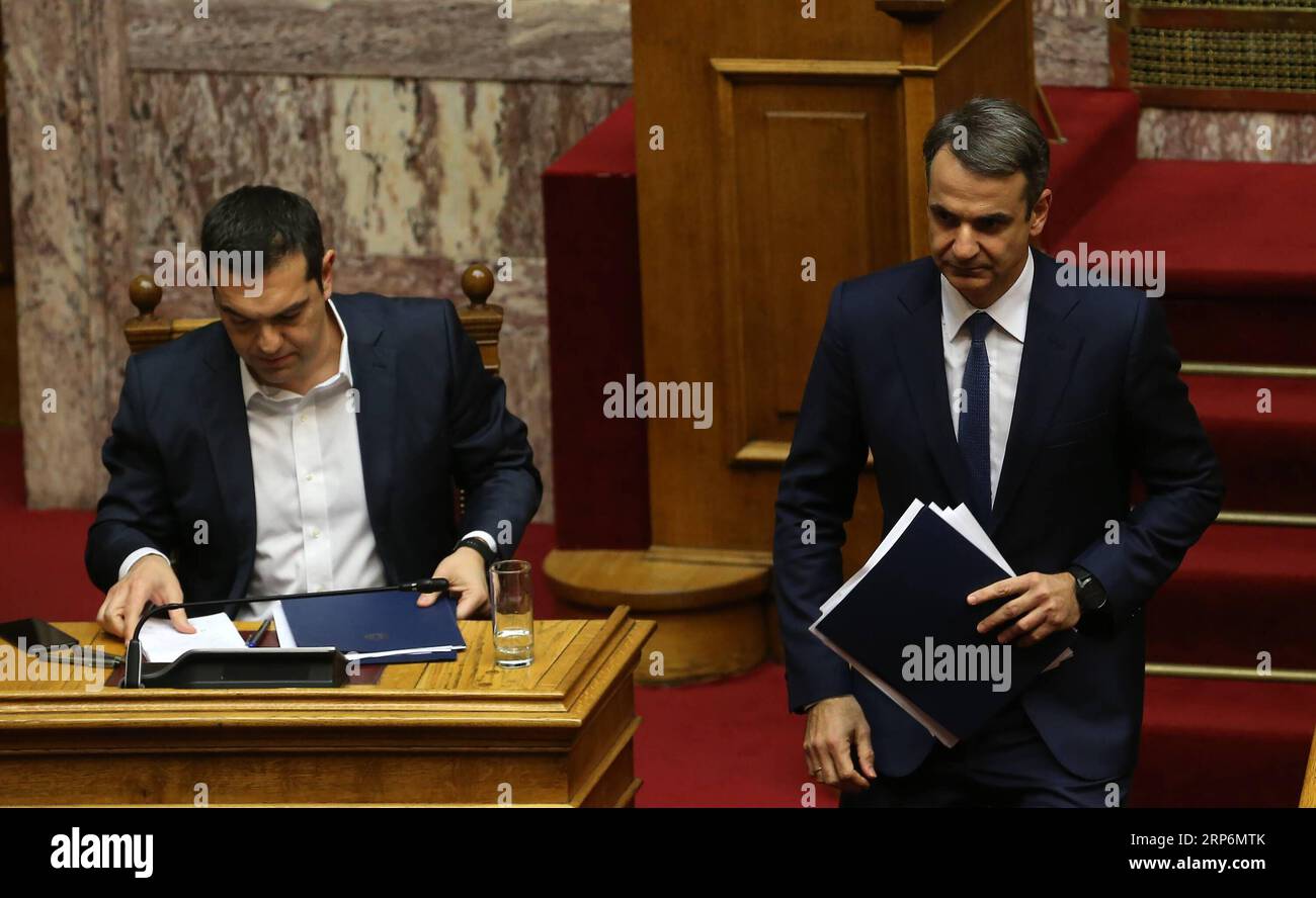 (190116) -- ATHEN, 16. Januar 2019 -- griechisch-konservativer Hauptoppositionsführer der Neuen Demokratie (ND), Kyriakos Mitsotakis (R), geht an dem griechischen Premierminister Alexis Tsipras vorbei, nachdem er sich während einer Parlamentssitzung in Athen, Griechenland, am 16. Januar 2019 an die Gesetzgeber gewandt hat. Die Regierung des griechischen Premierministers Alexis Tsipras hat am Mittwoch eine Vertrauensabstimmung im griechischen parlament gewonnen, während eine neue entscheidende Abstimmung für die Ratifizierung des Makedonischen Namensabkommens in den kommenden Tagen folgen wird. ) GRIECHENLAND-ATHEN-REGIERUNG-VERTRAUEN-STIMMBERECHTIGTE MARIOSXLOLOS PUBLICATIONXNOTXINXCHN Stockfoto