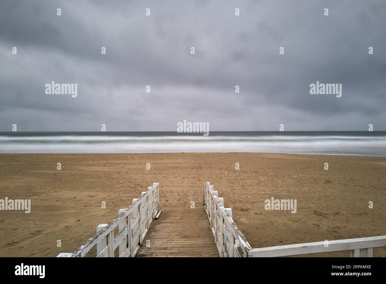 Winterliche Meereslandschaft mit einem weißen Fußweg. Verschwommene Kurven bei langer Belichtungszeit. Stockfoto