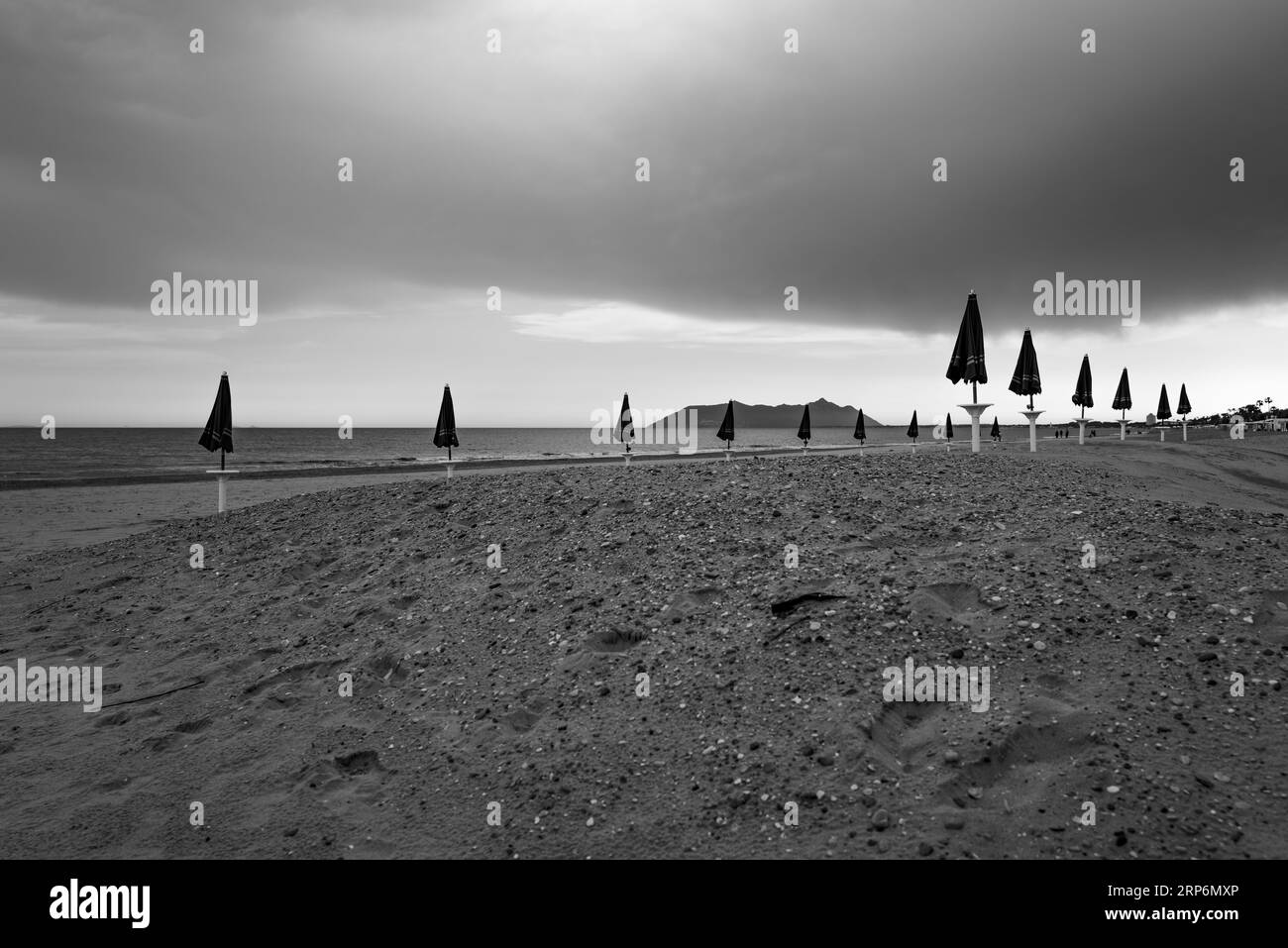 Meereslandschaft im Spätsommer in Schwarz-weiß Stockfoto