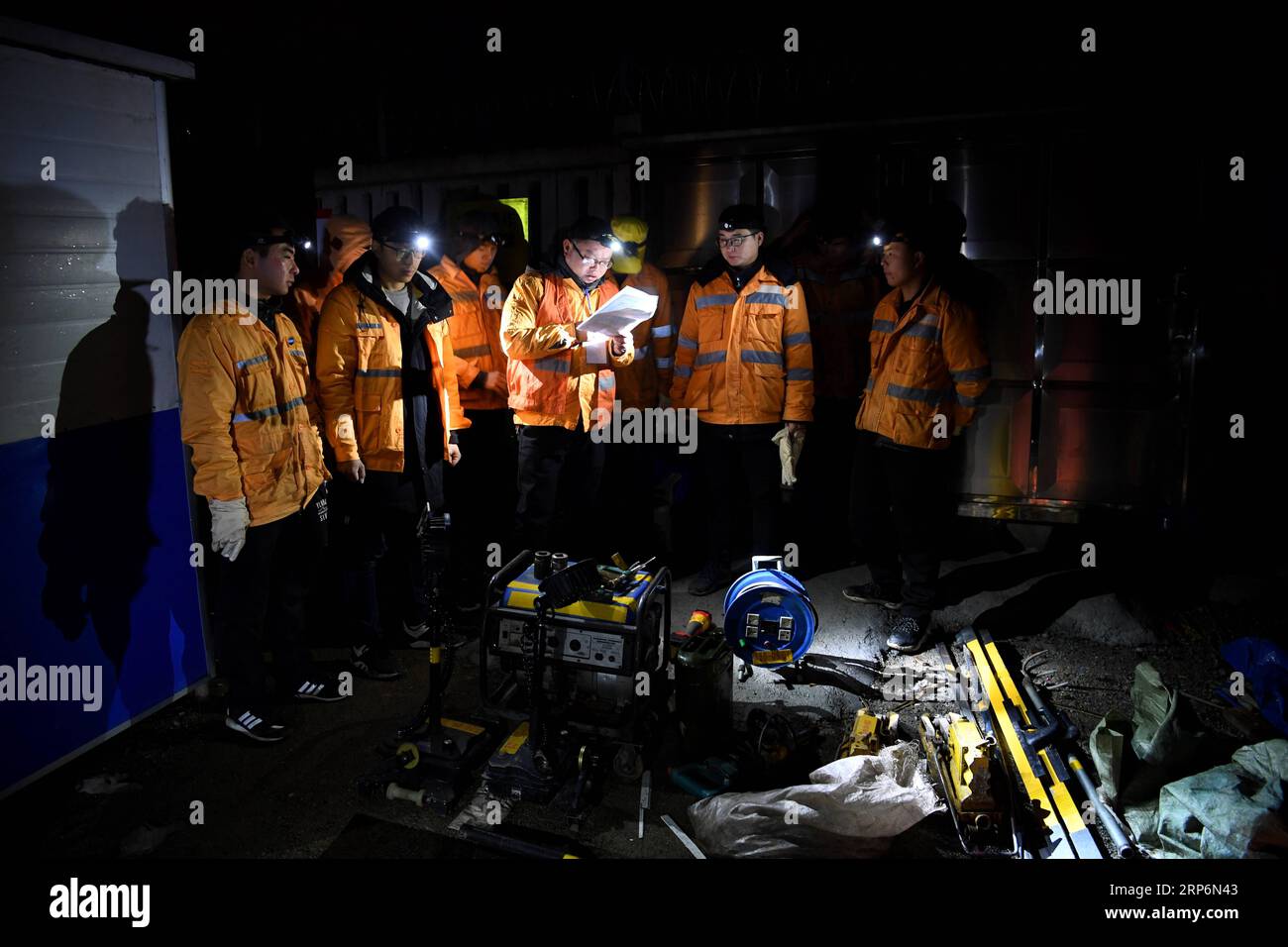 (190117) -- HUANGSHAN, 17. Januar 2019 (Xinhua) -- Bauarbeiter zählen Ausrüstung am Huangshan Nordbahnhof auf der Hangzhou-Huangshan Hochgeschwindigkeitsbahn in der Stadt Huangshan, ostchinesische Provinz Anhui, 17. Januar 2019. Bauarbeiter des Jixi North Fixing Abschnitts der China Railway Shanghai Group Co., ltd., von denen die meisten in den 1990er Jahren geboren wurden und die ihre Arbeit vor der offiziellen Eröffnung der Hangzhou-Huangshan-Hochgeschwindigkeitsbahn begannen, sind für die Befestigung von Hochgeschwindigkeitsschienen im Bergregion in der südlichen Provinz Anhui verantwortlich. (Xinhua/Liu Junxi) CHINA-ANHUI-HUANGSHAN-EISENBAHN Stockfoto